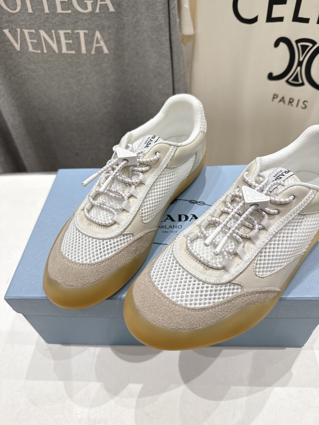 高版本出厂 男码+10 prada/普拉达F034 26ss新款系带透气情侣款休闲鞋运动鞋这款运动鞋延续