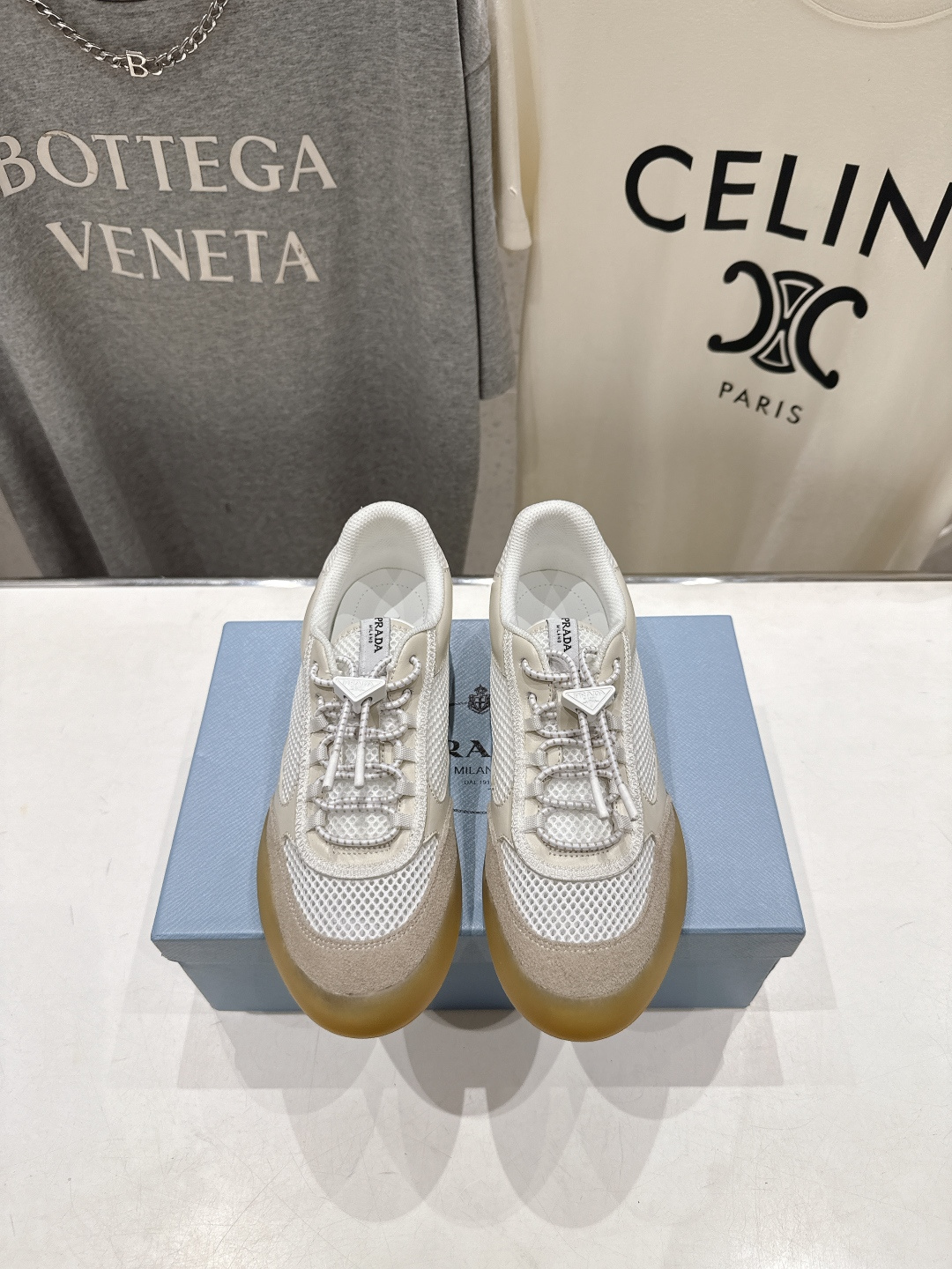 高版本出厂 男码+10 prada/普拉达F034 26ss新款系带透气情侣款休闲鞋运动鞋这款运动鞋延续