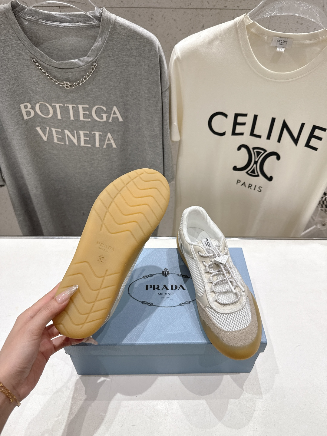 高版本出厂 男码+10 prada/普拉达F034 26ss新款系带透气情侣款休闲鞋运动鞋这款运动鞋延续