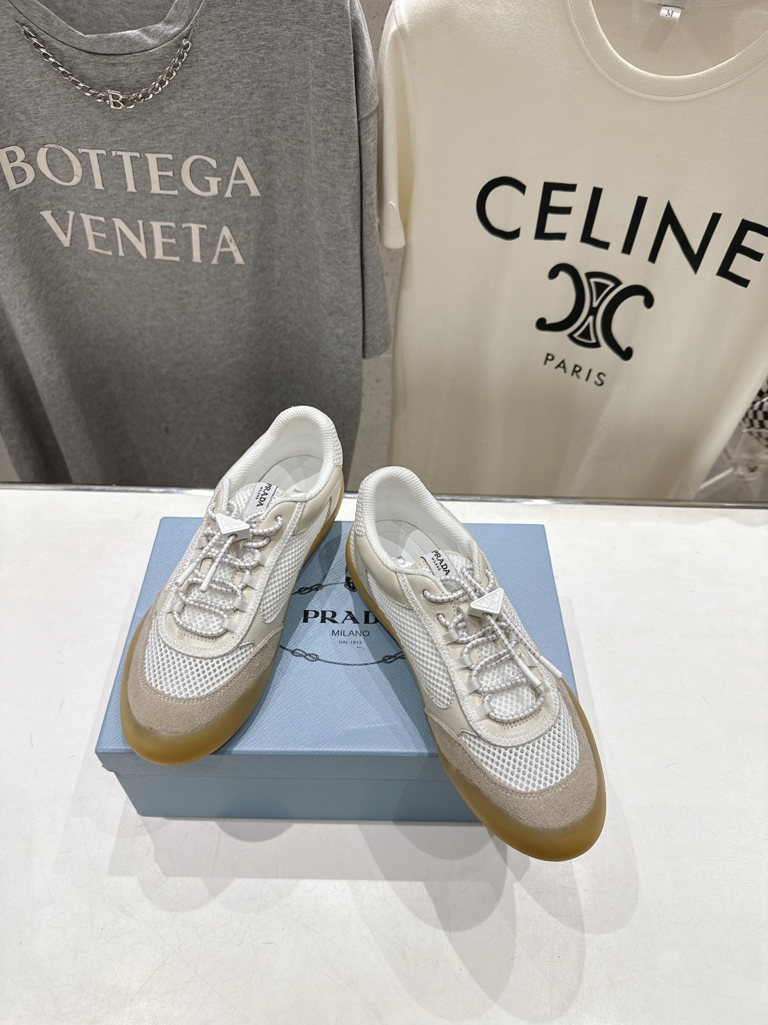 高版本出厂 男码+10 prada/普拉达F034 26ss新款系带透气情侣款休闲鞋运动鞋这款运动鞋延续