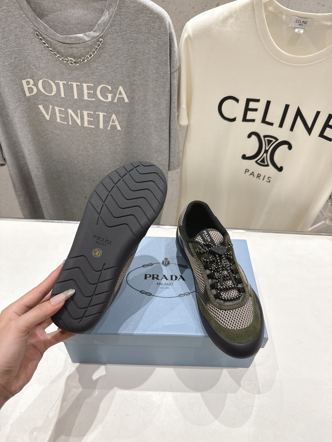 高版本出厂 男码+10 prada/普拉达F034 26ss新款系带透气情侣款休闲鞋运动鞋这款运动鞋延续