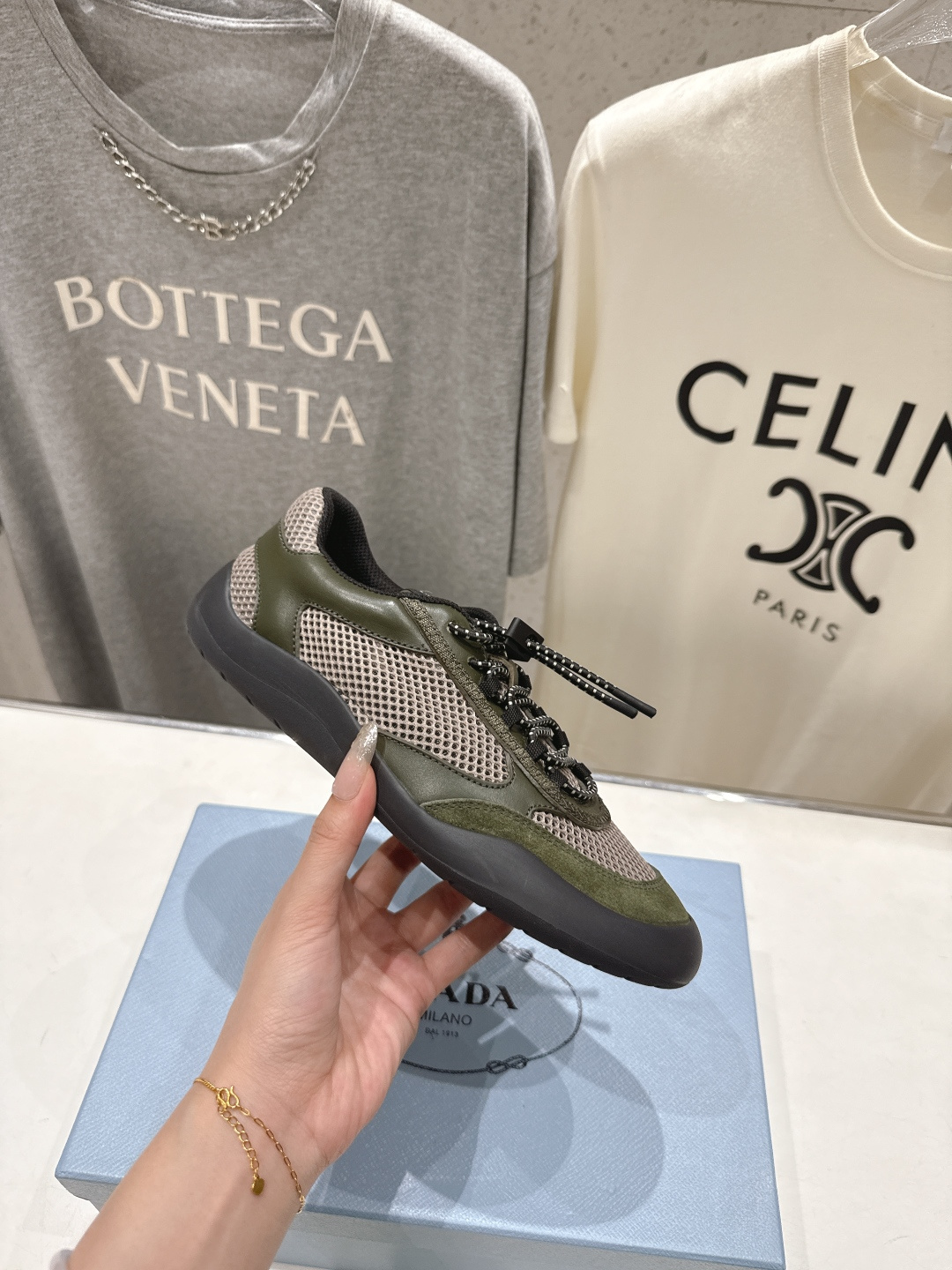 高版本出厂 男码+10 prada/普拉达F034 26ss新款系带透气情侣款休闲鞋运动鞋这款运动鞋延续