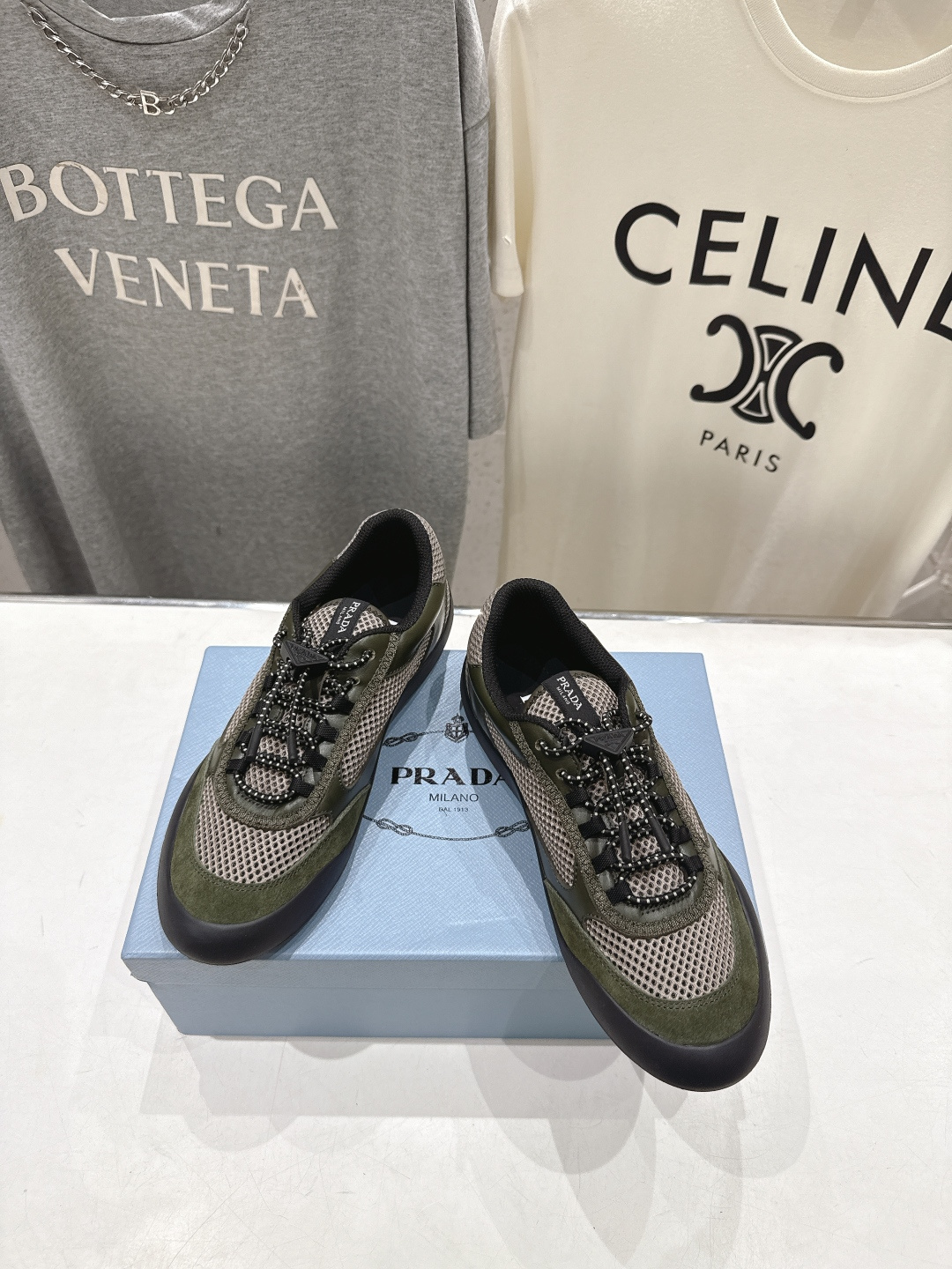 高版本出厂 男码+10 prada/普拉达F034 26ss新款系带透气情侣款休闲鞋运动鞋这款运动鞋延续