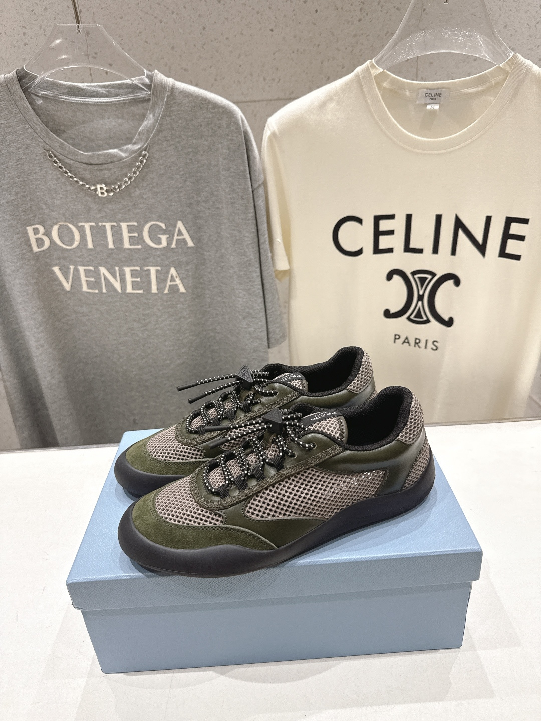 高版本出厂 男码+10 prada/普拉达F034 26ss新款系带透气情侣款休闲鞋运动鞋这款运动鞋延续