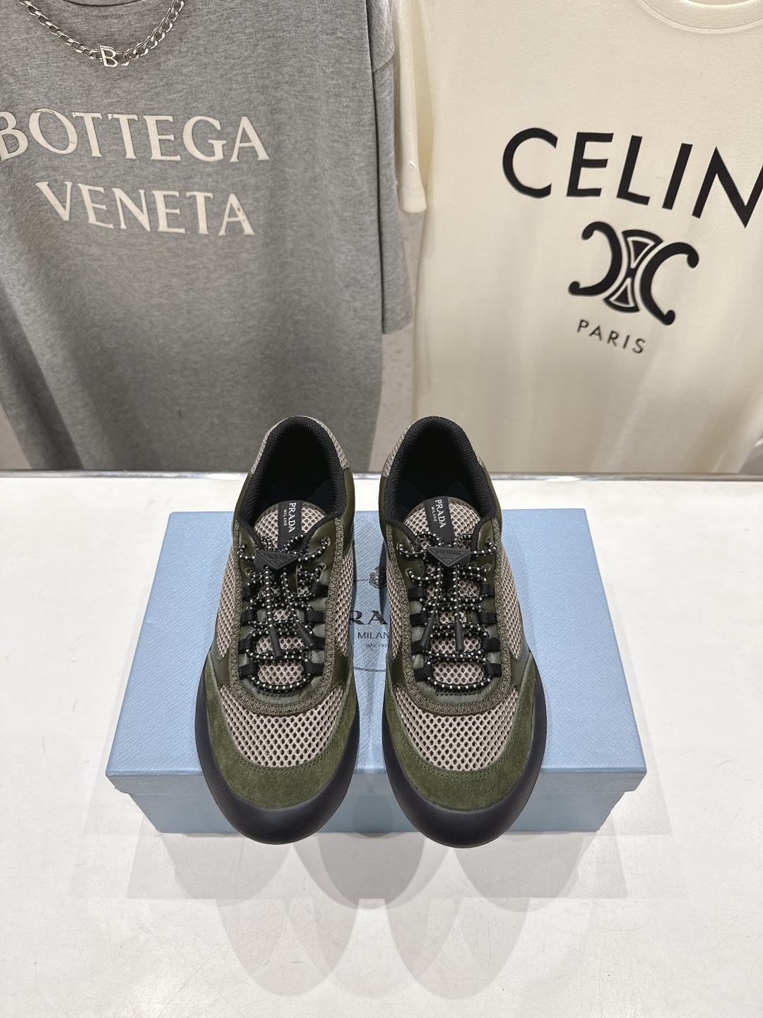 高版本出厂 男码+10 prada/普拉达F034 26ss新款系带透气情侣款休闲鞋运动鞋这款运动鞋延续