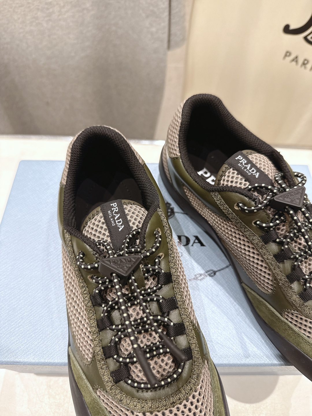 高版本出厂 男码+10 prada/普拉达F034 26ss新款系带透气情侣款休闲鞋运动鞋这款运动鞋延续