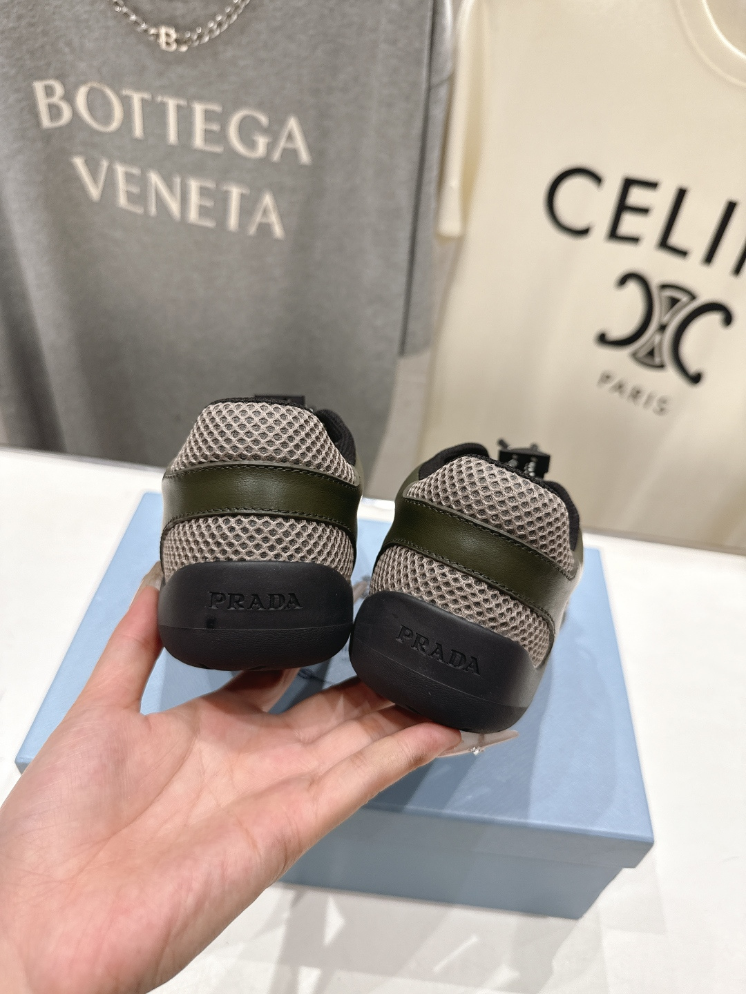 高版本出厂 男码+10 prada/普拉达F034 26ss新款系带透气情侣款休闲鞋运动鞋这款运动鞋延续