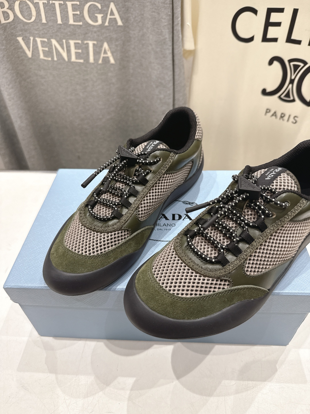 高版本出厂 男码+10 prada/普拉达F034 26ss新款系带透气情侣款休闲鞋运动鞋这款运动鞋延续