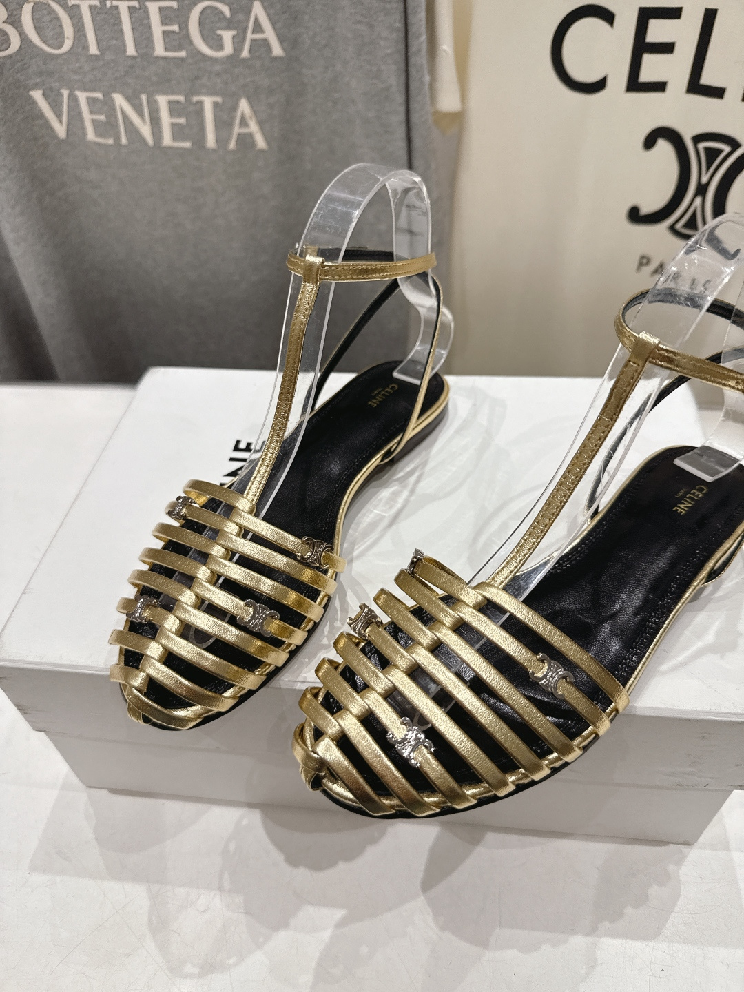 高版本出厂 Celine～赛琳F059 2026ss思琳夏季最新爆款复古风凯旋门平底凉鞋 夏季搭配佳品，