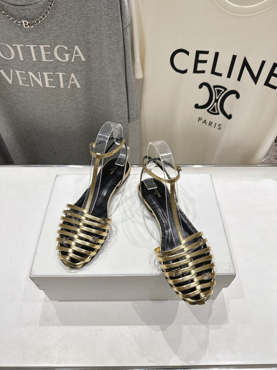 高版本出厂 Celine～赛琳F059 2026ss思琳夏季最新爆款复古风凯旋门平底凉鞋 夏季搭配佳品，