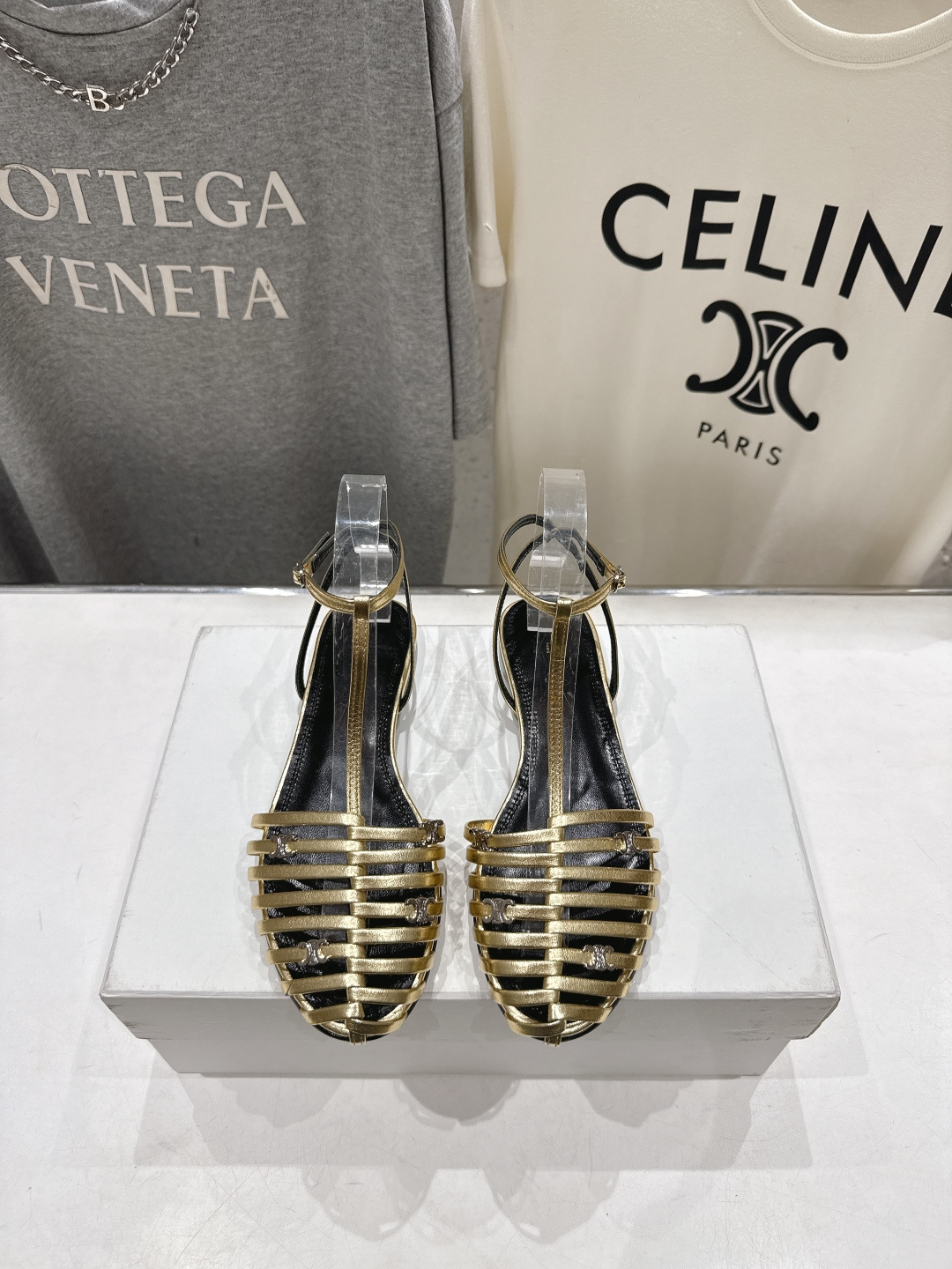 高版本出厂 Celine～赛琳F059 2026ss思琳夏季最新爆款复古风凯旋门平底凉鞋 夏季搭配佳品，