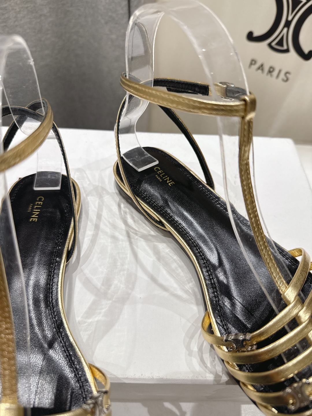 高版本出厂 Celine～赛琳F059 2026ss思琳夏季最新爆款复古风凯旋门平底凉鞋 夏季搭配佳品，