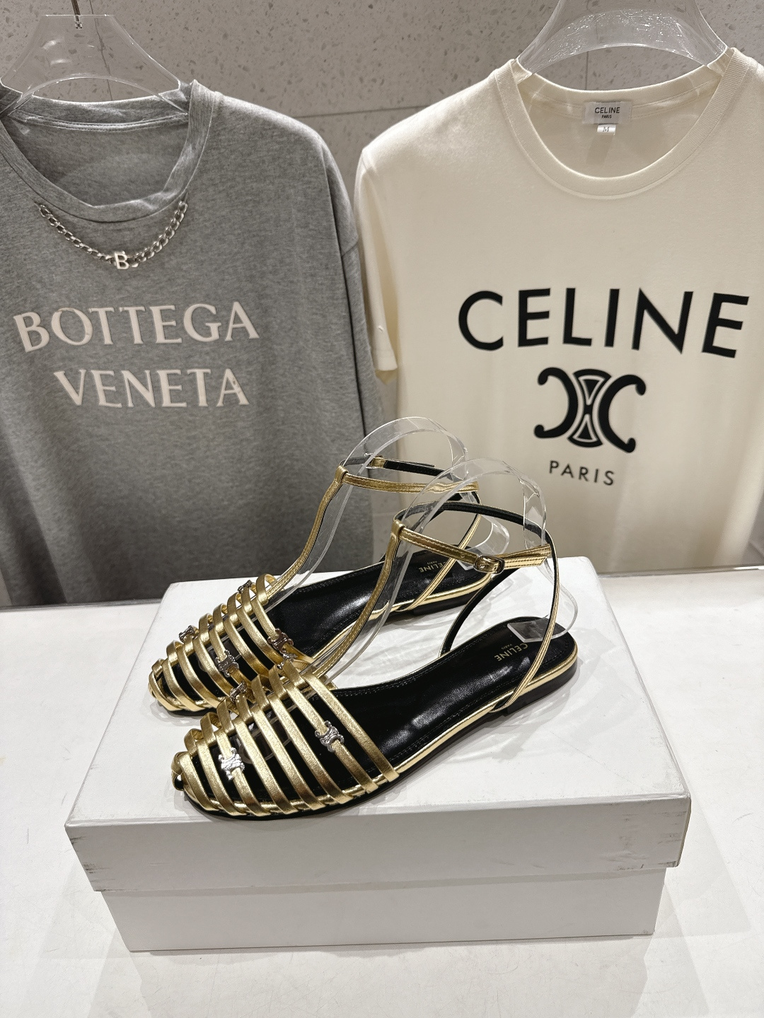 高版本出厂 Celine～赛琳F059 2026ss思琳夏季最新爆款复古风凯旋门平底凉鞋 夏季搭配佳品，