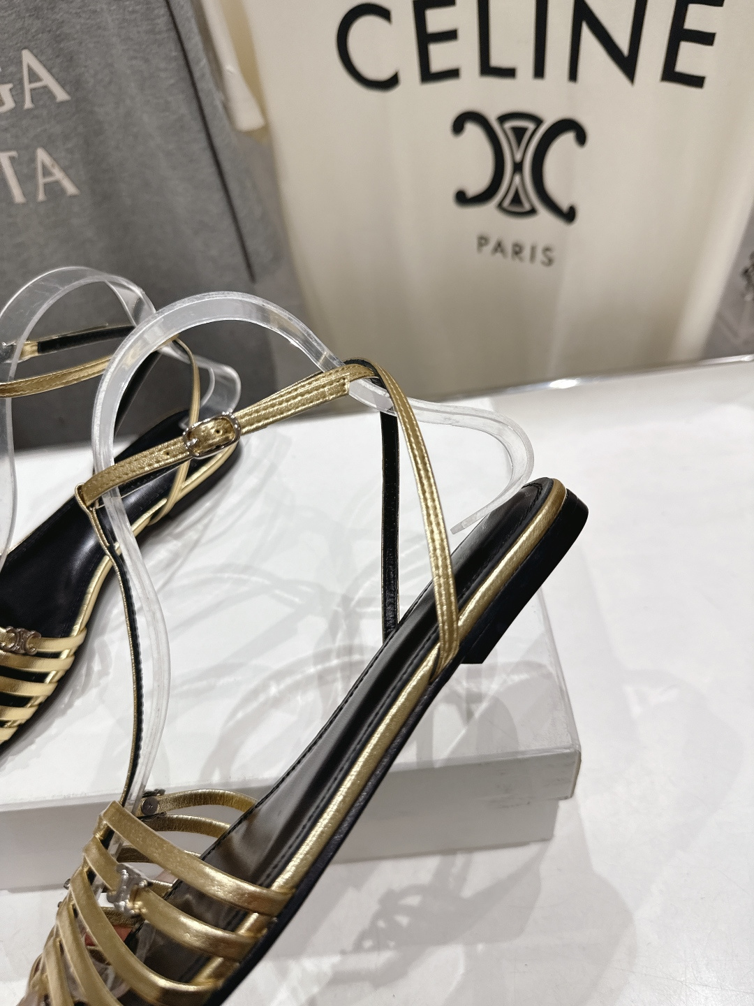 高版本出厂 Celine～赛琳F059 2026ss思琳夏季最新爆款复古风凯旋门平底凉鞋 夏季搭配佳品，