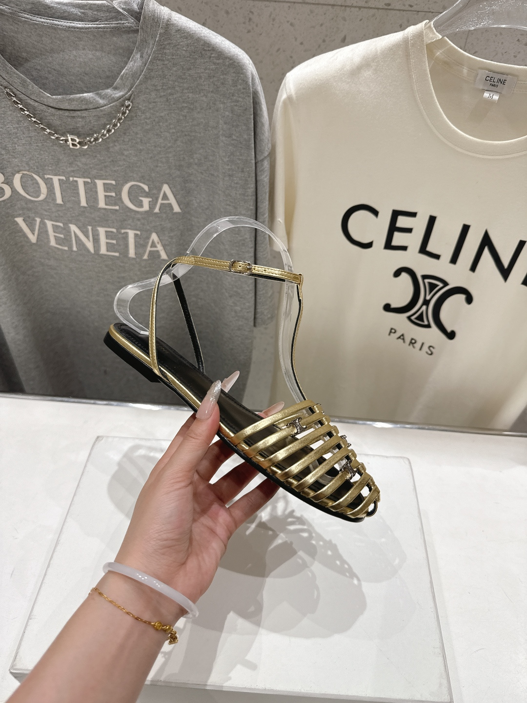 高版本出厂 Celine～赛琳F059 2026ss思琳夏季最新爆款复古风凯旋门平底凉鞋 夏季搭配佳品，