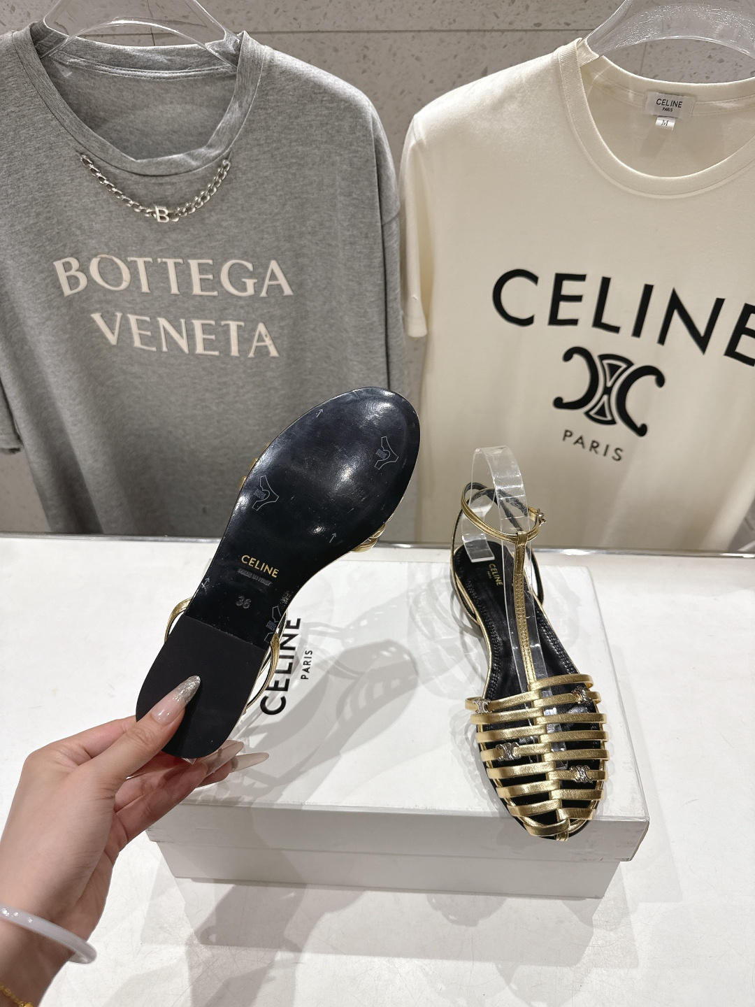 高版本出厂 Celine～赛琳F059 2026ss思琳夏季最新爆款复古风凯旋门平底凉鞋 夏季搭配佳品，