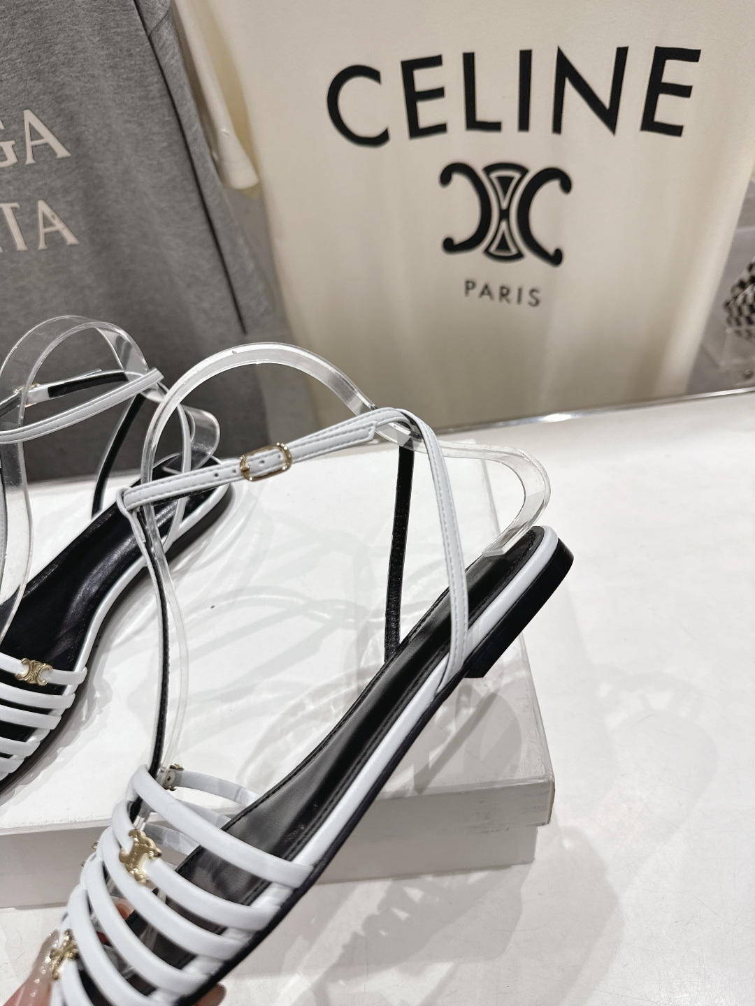 高版本出厂 Celine～赛琳F059 2026ss思琳夏季最新爆款复古风凯旋门平底凉鞋 夏季搭配佳品，