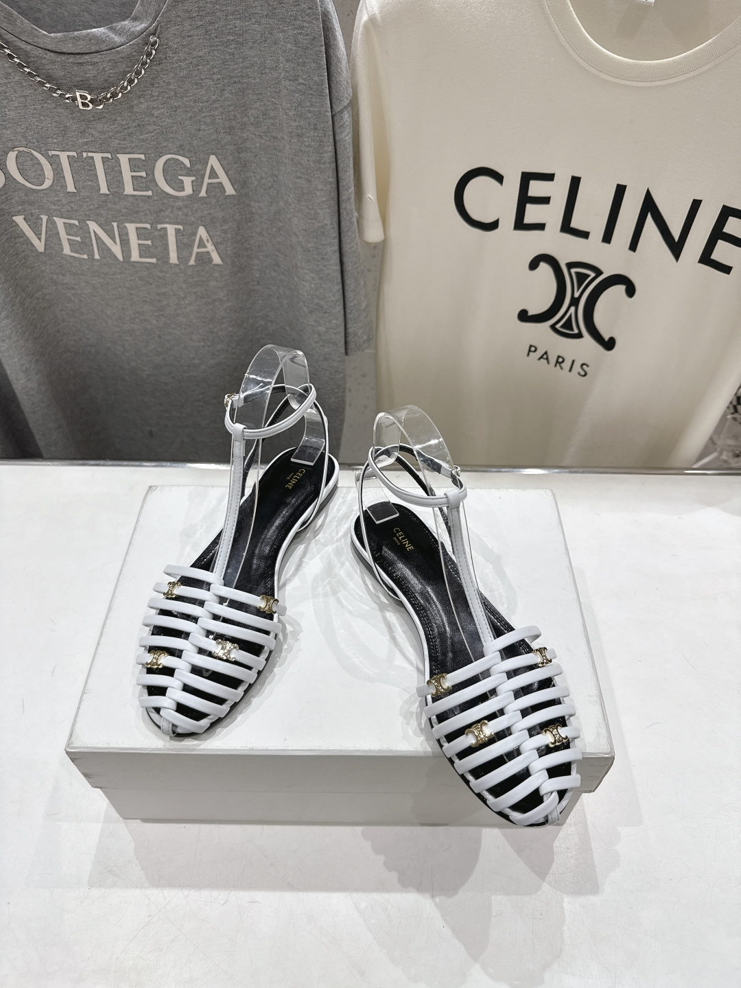 高版本出厂 Celine～赛琳F059 2026ss思琳夏季最新爆款复古风凯旋门平底凉鞋 夏季搭配佳品，