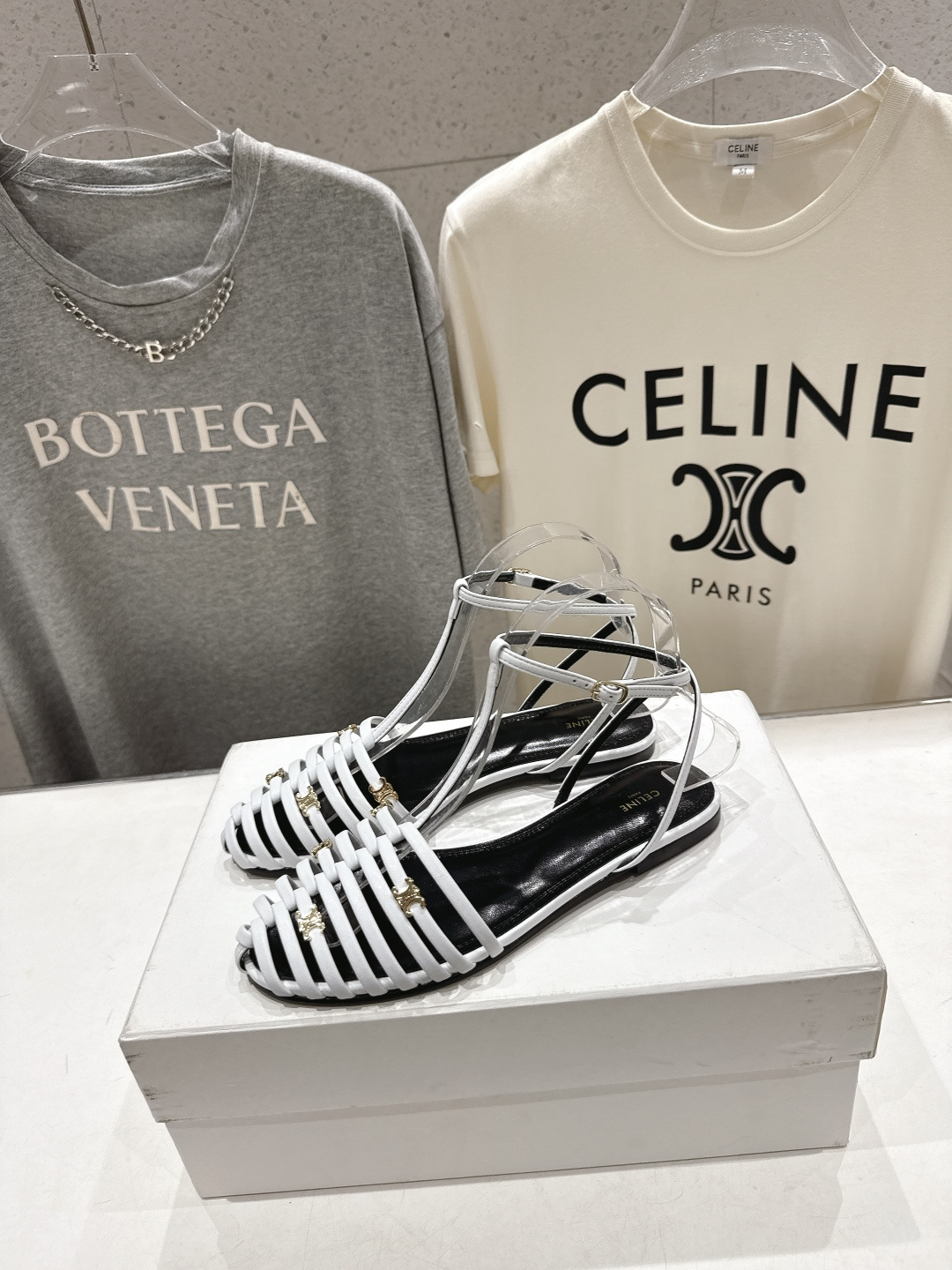 高版本出厂 Celine～赛琳F059 2026ss思琳夏季最新爆款复古风凯旋门平底凉鞋 夏季搭配佳品，