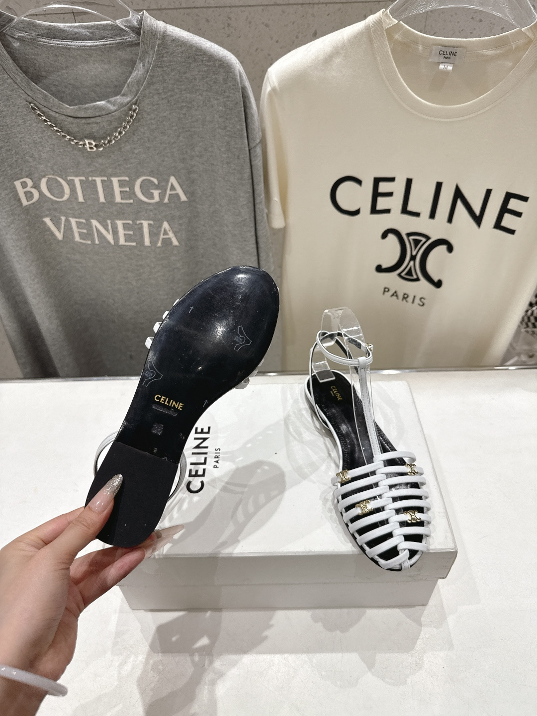 高版本出厂 Celine～赛琳F059 2026ss思琳夏季最新爆款复古风凯旋门平底凉鞋 夏季搭配佳品，