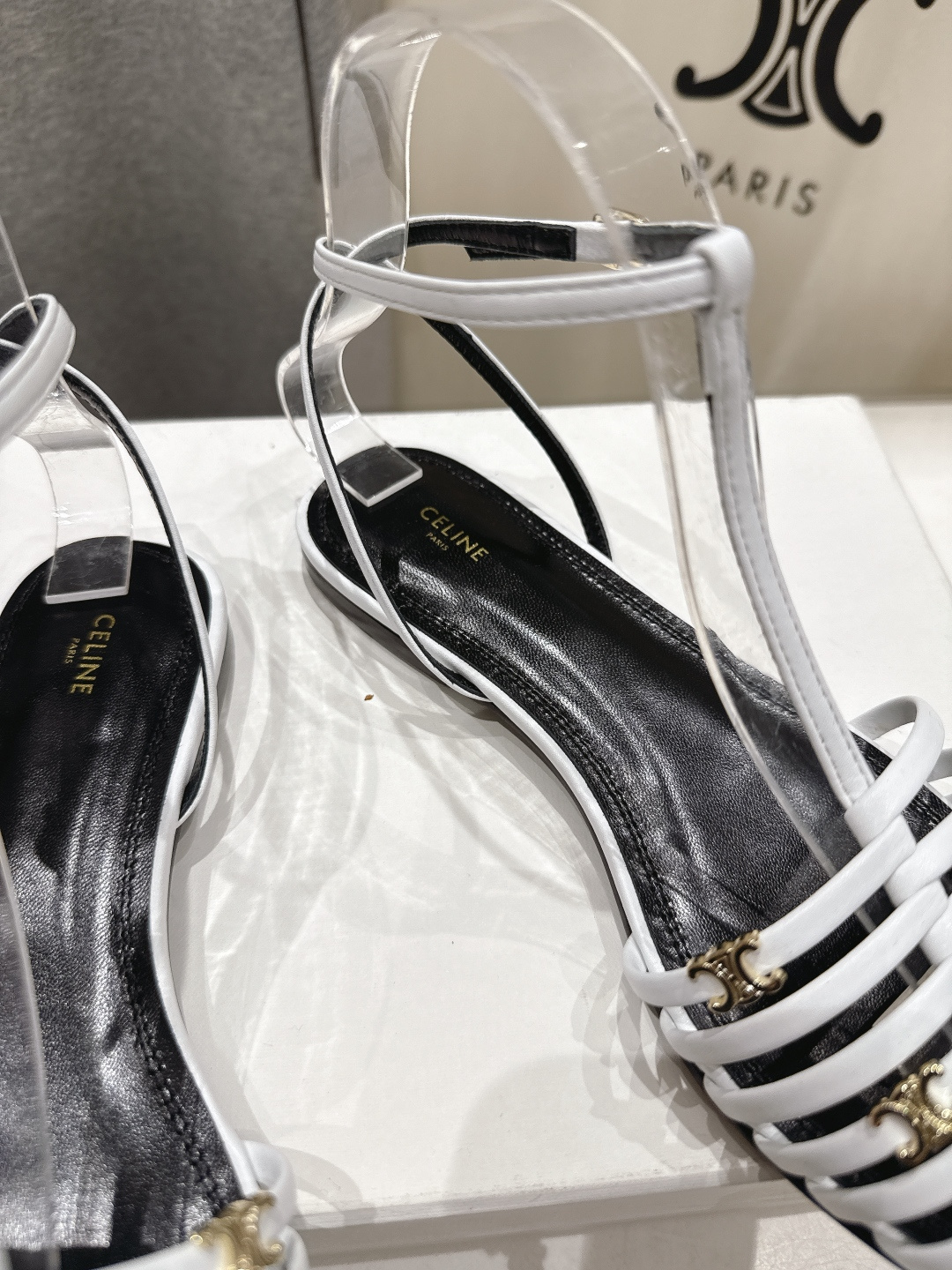 高版本出厂 Celine～赛琳F059 2026ss思琳夏季最新爆款复古风凯旋门平底凉鞋 夏季搭配佳品，