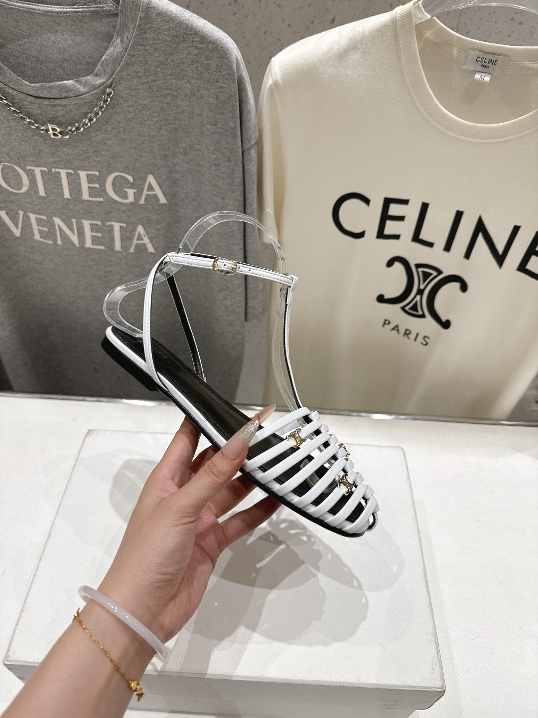 高版本出厂 Celine～赛琳F059 2026ss思琳夏季最新爆款复古风凯旋门平底凉鞋 夏季搭配佳品，