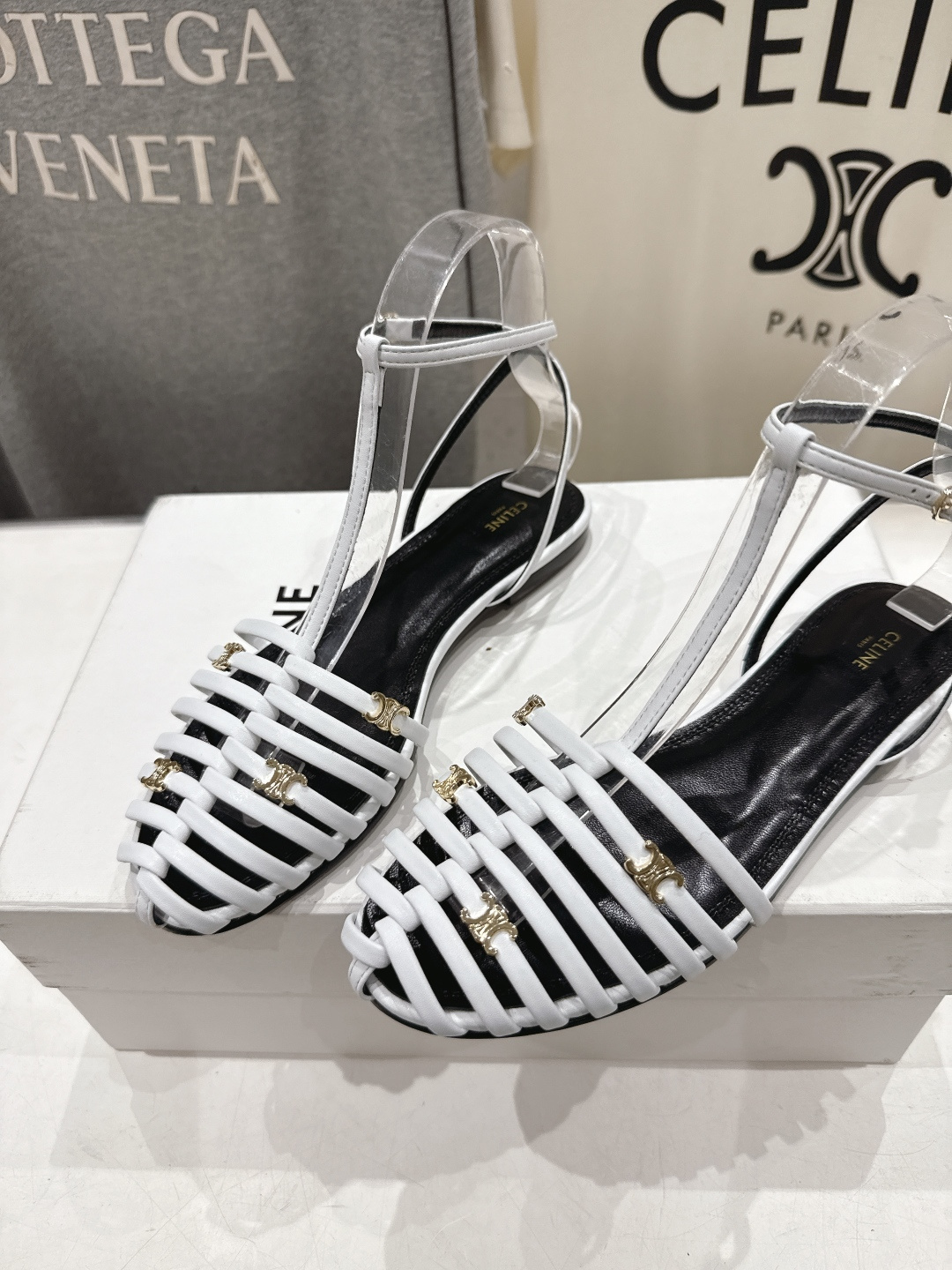 高版本出厂 Celine～赛琳F059 2026ss思琳夏季最新爆款复古风凯旋门平底凉鞋 夏季搭配佳品，