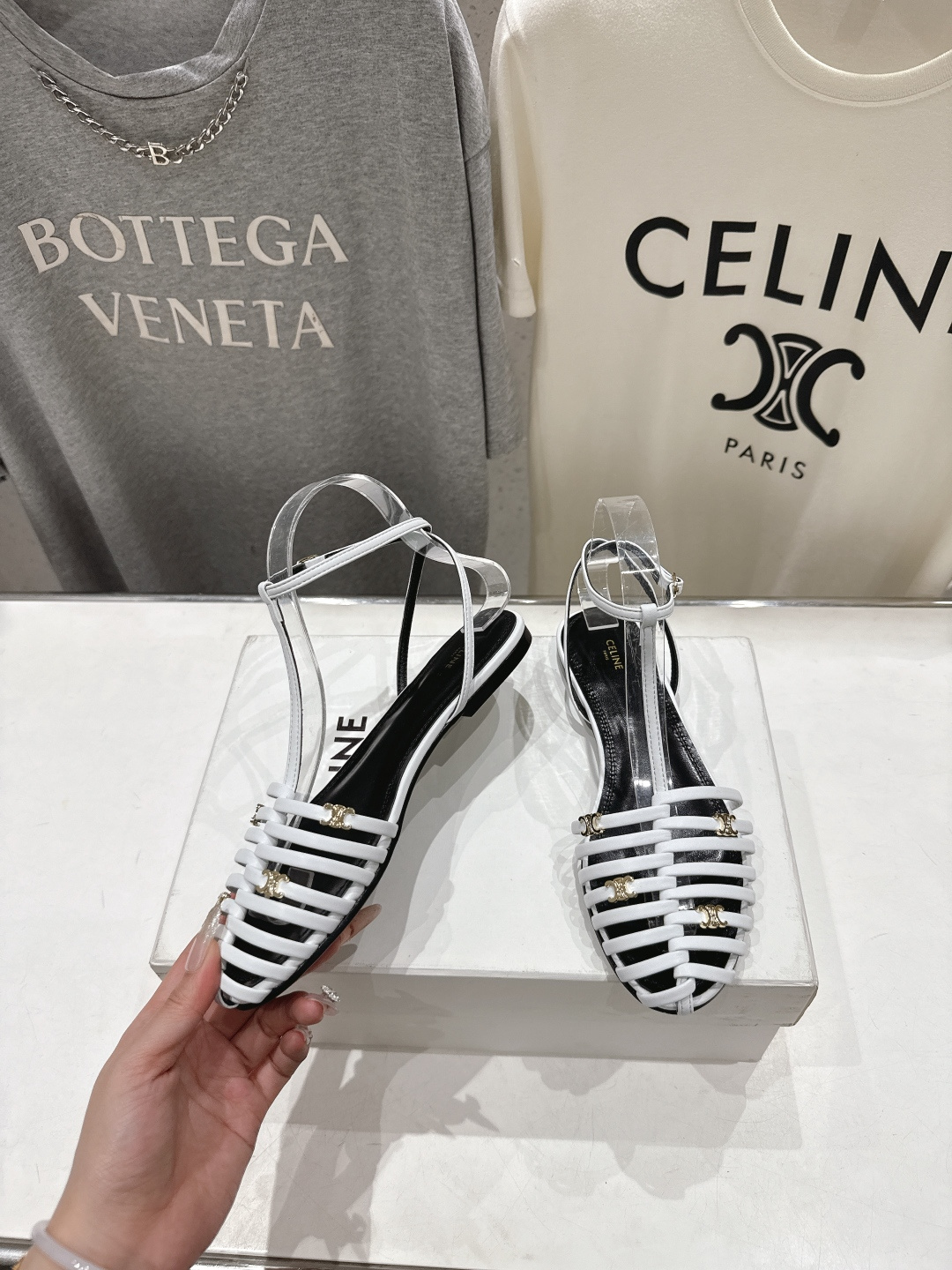 高版本出厂 Celine～赛琳F059 2026ss思琳夏季最新爆款复古风凯旋门平底凉鞋 夏季搭配佳品，