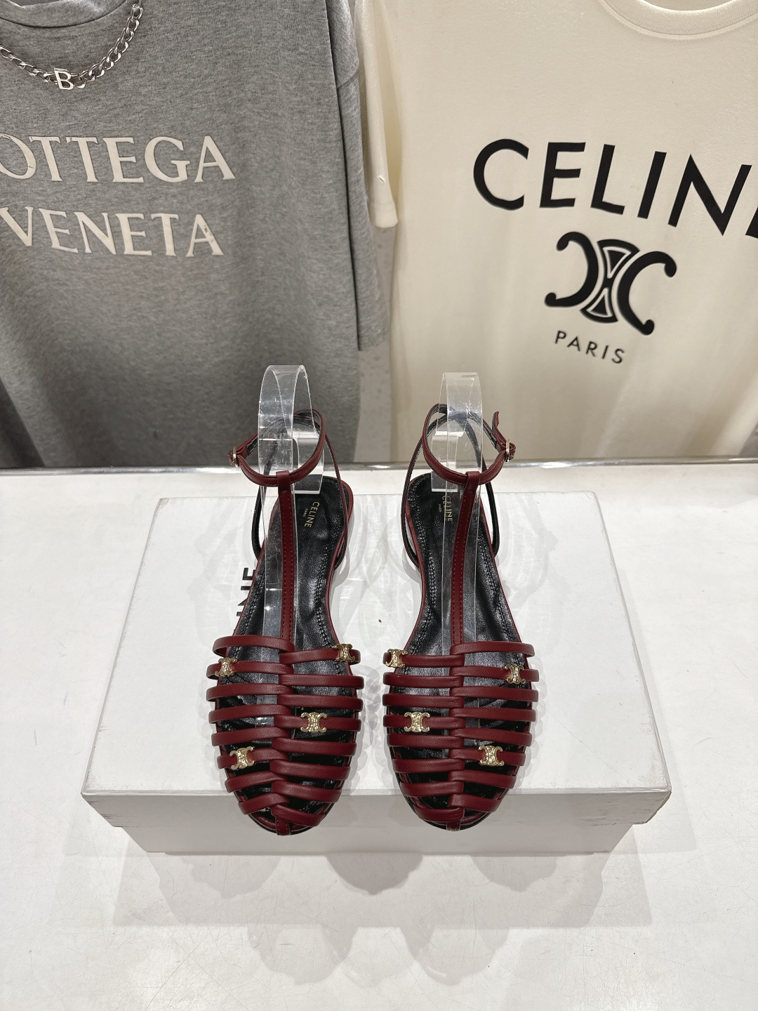 高版本出厂 Celine～赛琳F059 2026ss思琳夏季最新爆款复古风凯旋门平底凉鞋 夏季搭配佳品，