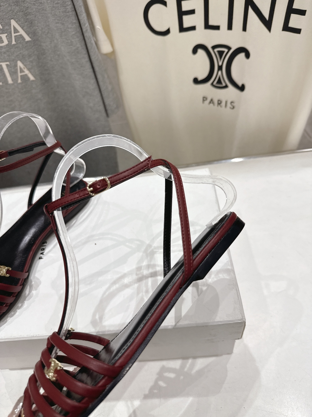 高版本出厂 Celine～赛琳F059 2026ss思琳夏季最新爆款复古风凯旋门平底凉鞋 夏季搭配佳品，