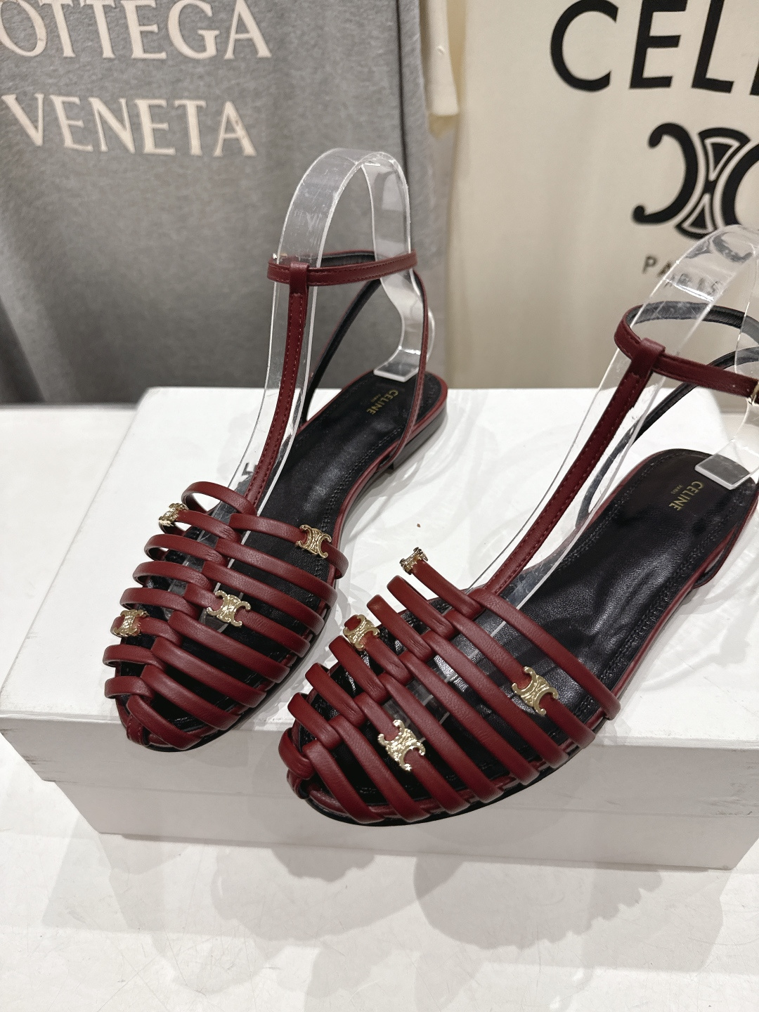 高版本出厂 Celine～赛琳F059 2026ss思琳夏季最新爆款复古风凯旋门平底凉鞋 夏季搭配佳品，