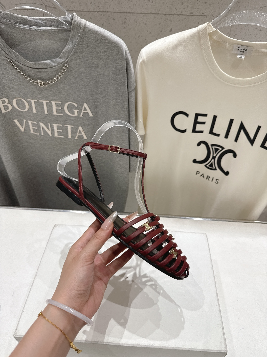 高版本出厂 Celine～赛琳F059 2026ss思琳夏季最新爆款复古风凯旋门平底凉鞋 夏季搭配佳品，