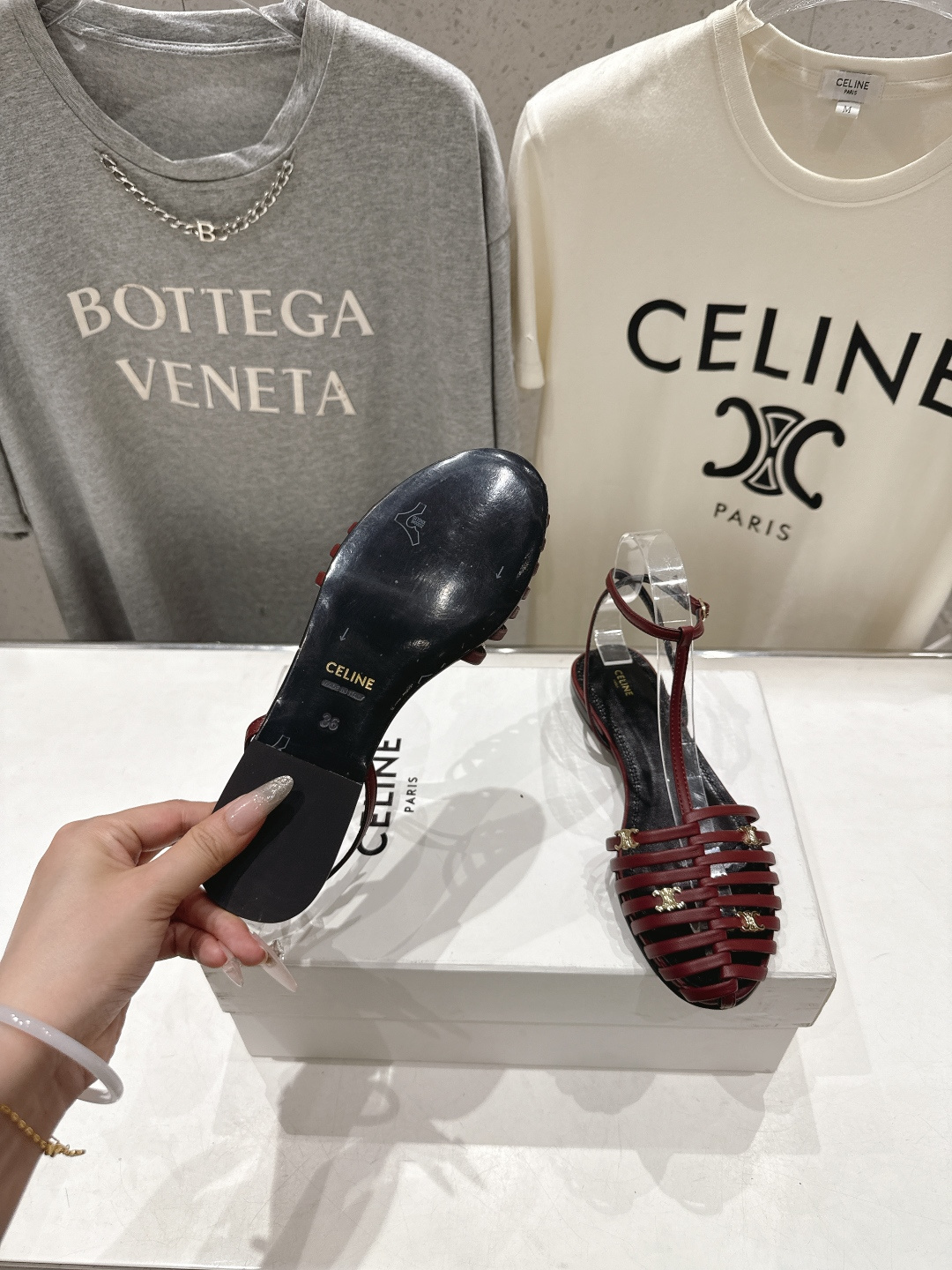 高版本出厂 Celine～赛琳F059 2026ss思琳夏季最新爆款复古风凯旋门平底凉鞋 夏季搭配佳品，