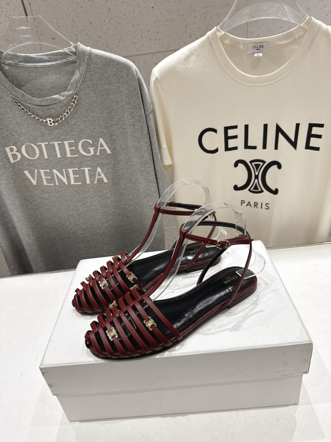 高版本出厂 Celine～赛琳F059 2026ss思琳夏季最新爆款复古风凯旋门平底凉鞋 夏季搭配佳品，