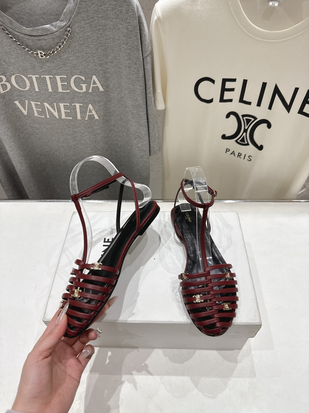 高版本出厂 Celine～赛琳F059 2026ss思琳夏季最新爆款复古风凯旋门平底凉鞋 夏季搭配佳品，