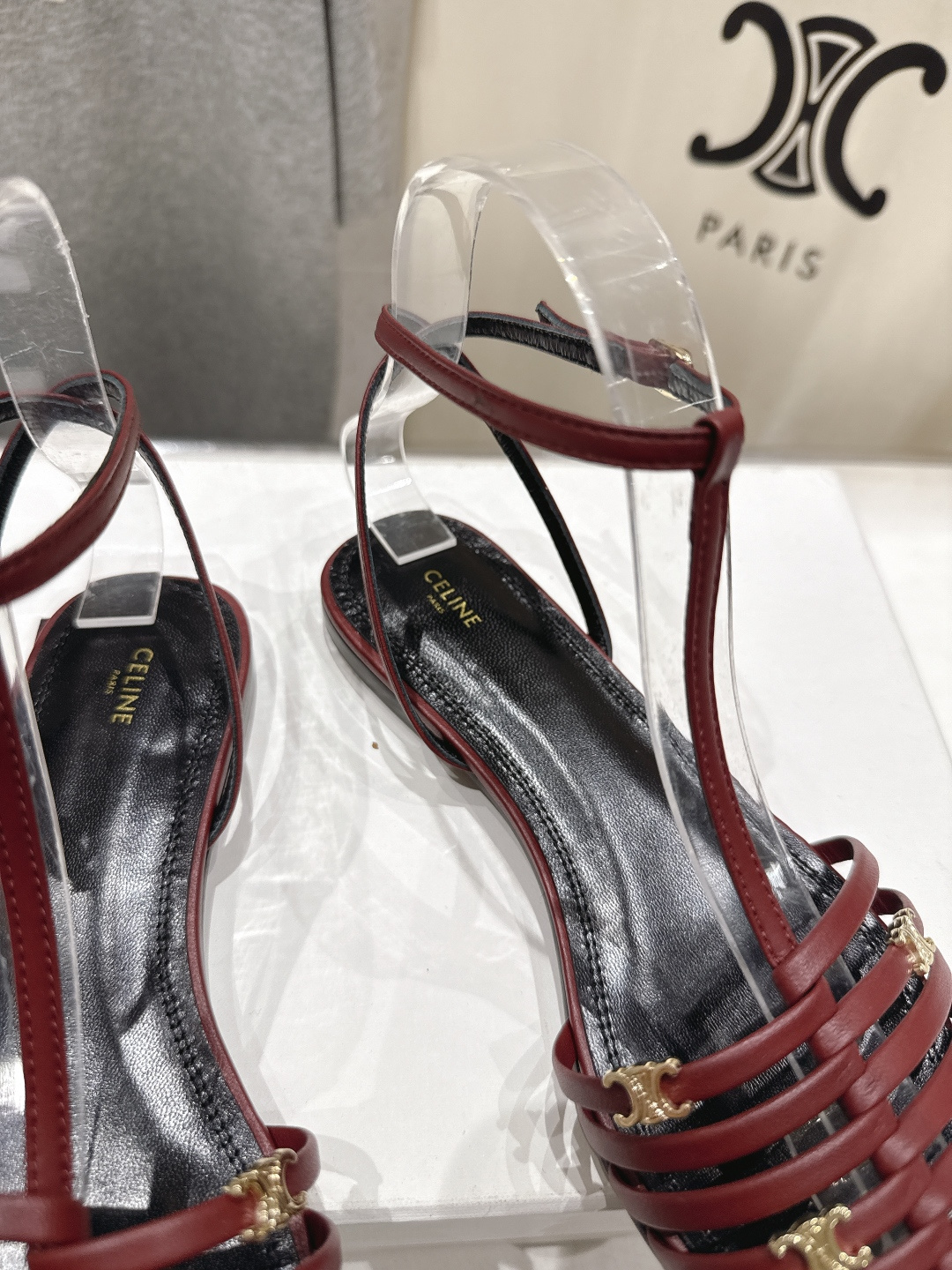 高版本出厂 Celine～赛琳F059 2026ss思琳夏季最新爆款复古风凯旋门平底凉鞋 夏季搭配佳品，