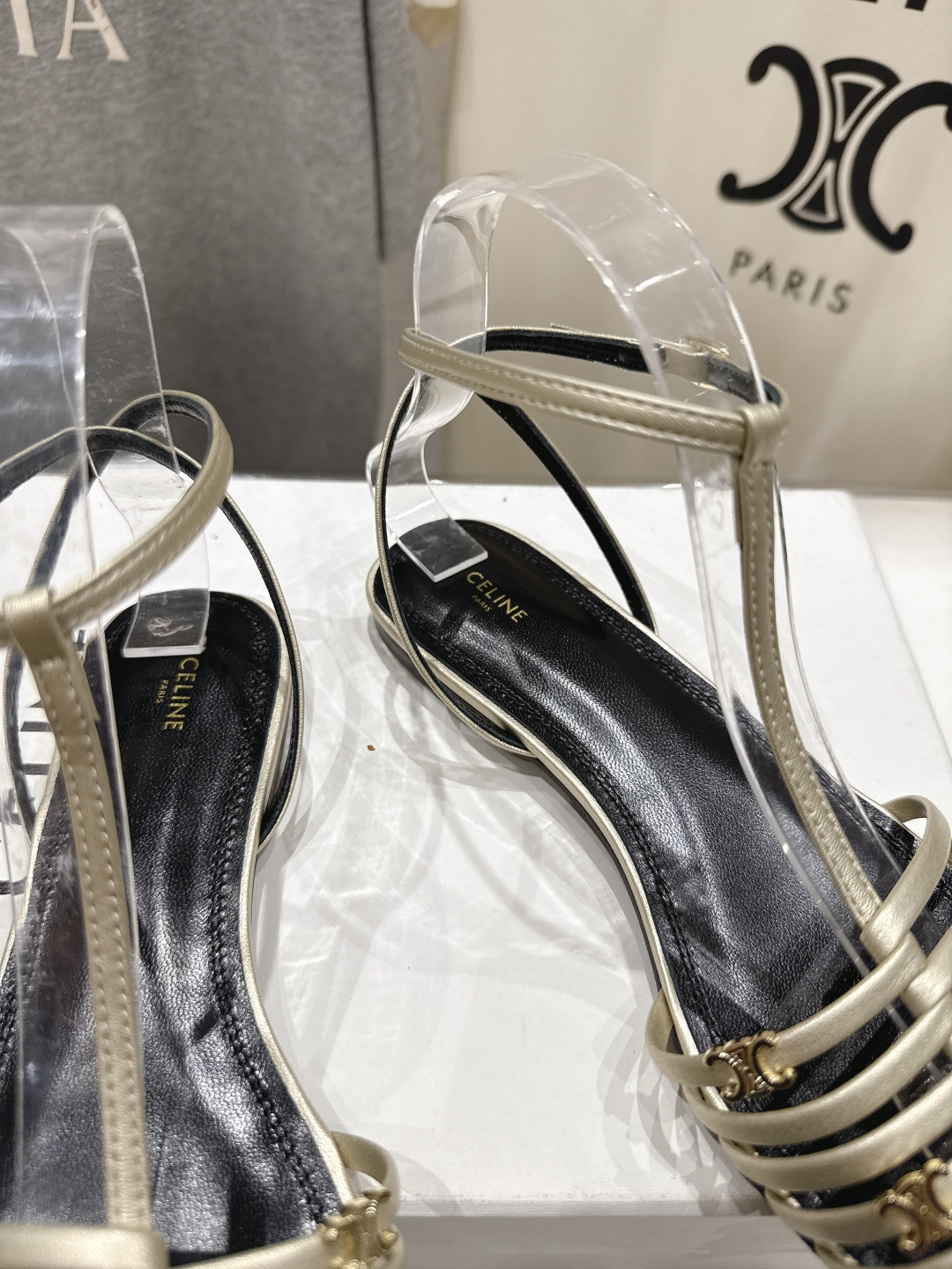 高版本出厂 Celine～赛琳F059 2026ss思琳夏季最新爆款复古风凯旋门平底凉鞋 夏季搭配佳品，