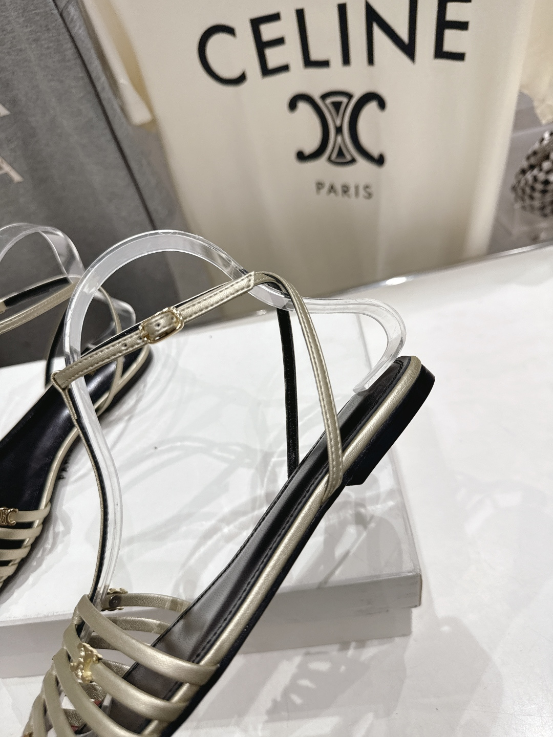 高版本出厂 Celine～赛琳F059 2026ss思琳夏季最新爆款复古风凯旋门平底凉鞋 夏季搭配佳品，