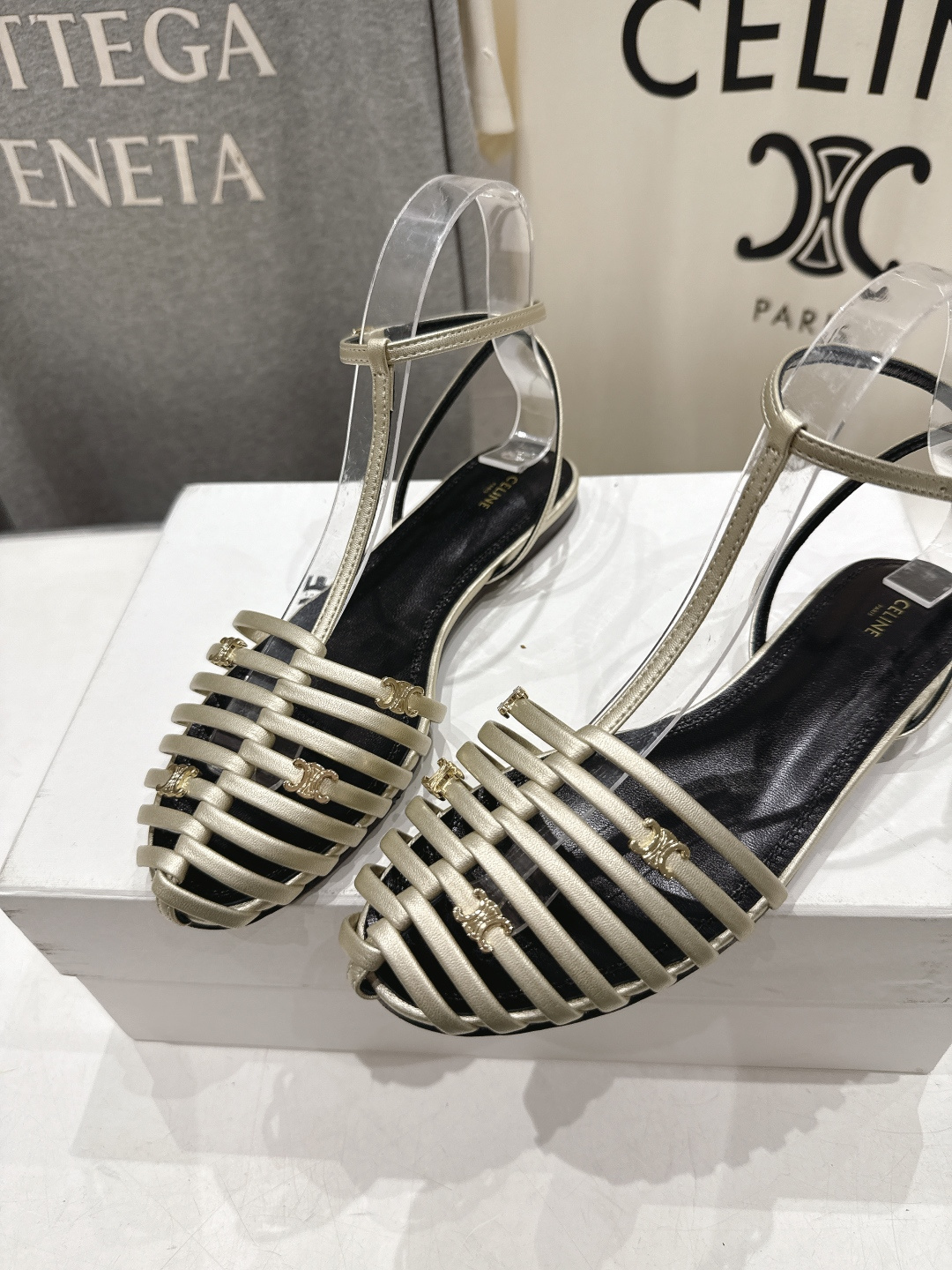 高版本出厂 Celine～赛琳F059 2026ss思琳夏季最新爆款复古风凯旋门平底凉鞋 夏季搭配佳品，