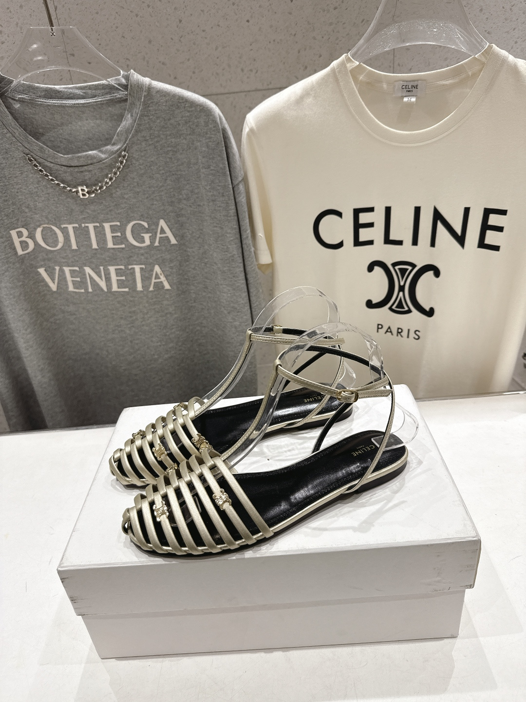 高版本出厂 Celine～赛琳F059 2026ss思琳夏季最新爆款复古风凯旋门平底凉鞋 夏季搭配佳品，