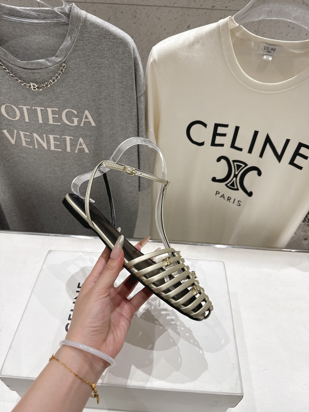 高版本出厂 Celine～赛琳F059 2026ss思琳夏季最新爆款复古风凯旋门平底凉鞋 夏季搭配佳品，