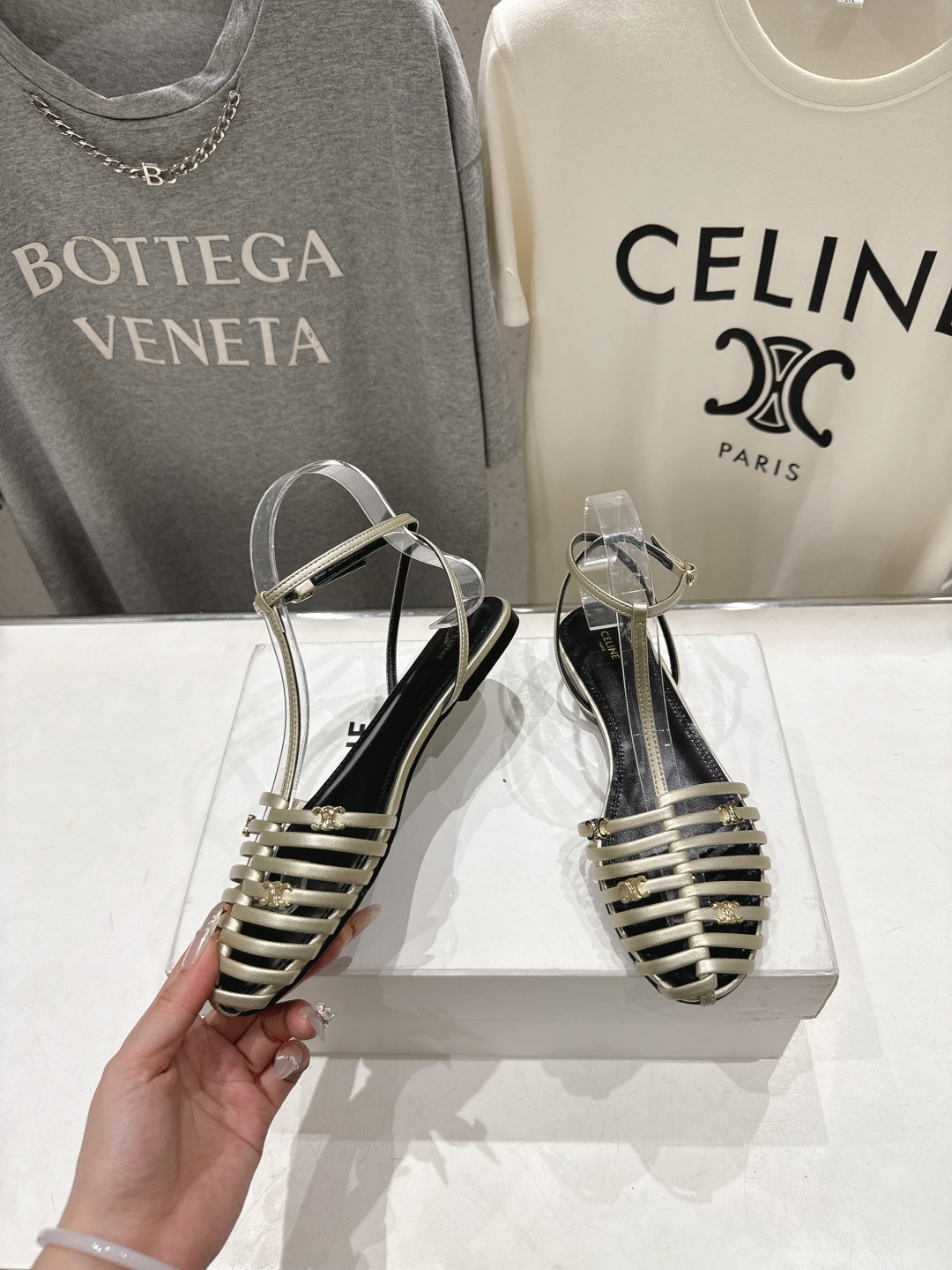 高版本出厂 Celine～赛琳F059 2026ss思琳夏季最新爆款复古风凯旋门平底凉鞋 夏季搭配佳品，