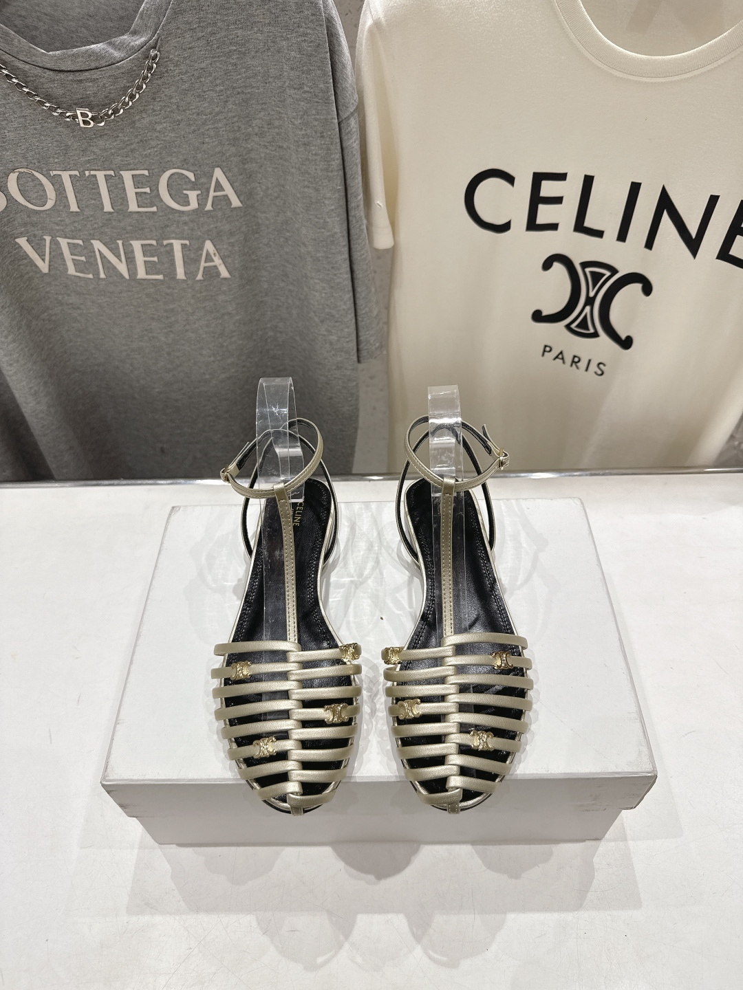 高版本出厂 Celine～赛琳F059 2026ss思琳夏季最新爆款复古风凯旋门平底凉鞋 夏季搭配佳品，