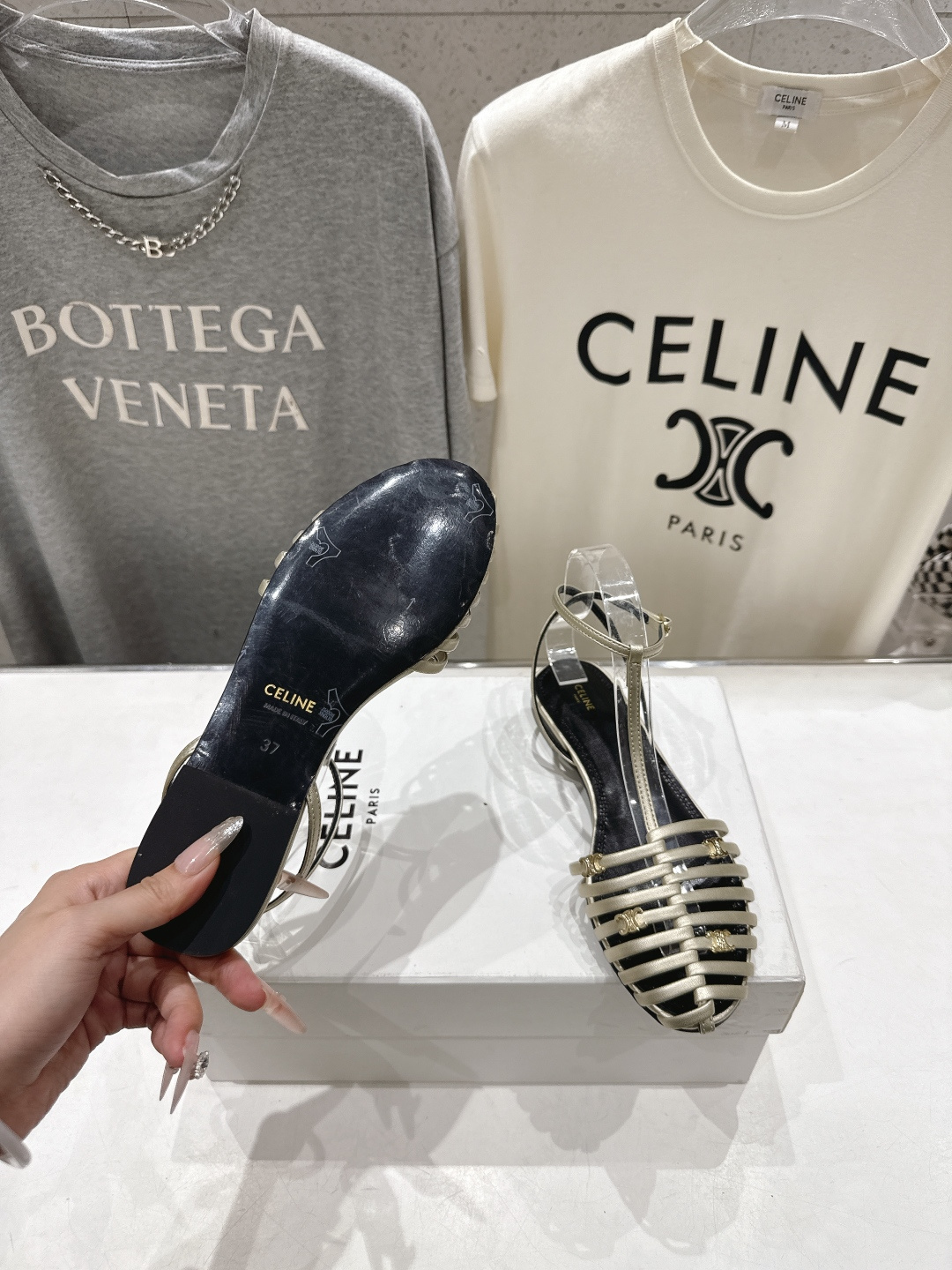 高版本出厂 Celine～赛琳F059 2026ss思琳夏季最新爆款复古风凯旋门平底凉鞋 夏季搭配佳品，