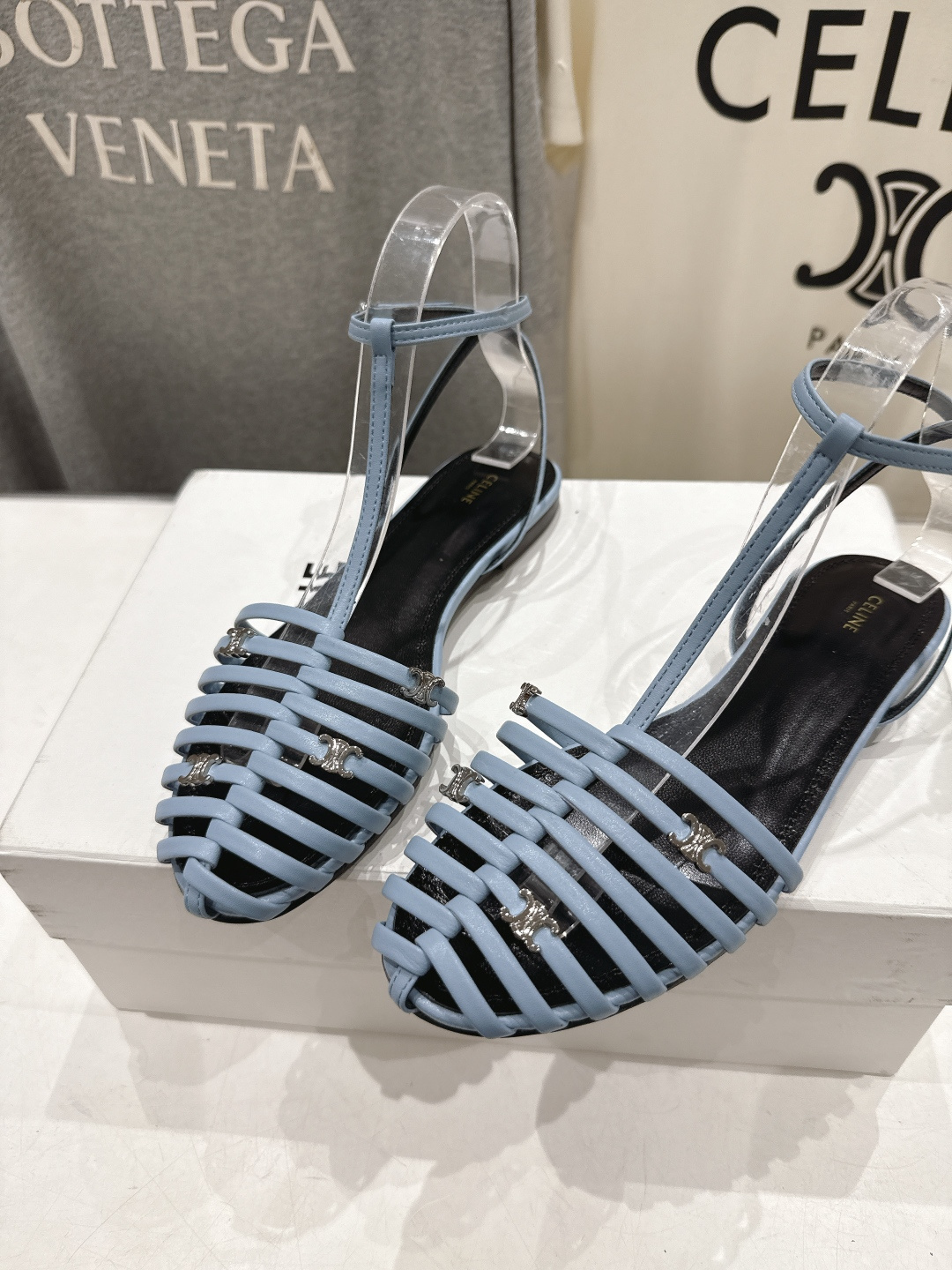 高版本出厂 Celine～赛琳F059 2026ss思琳夏季最新爆款复古风凯旋门平底凉鞋 夏季搭配佳品，