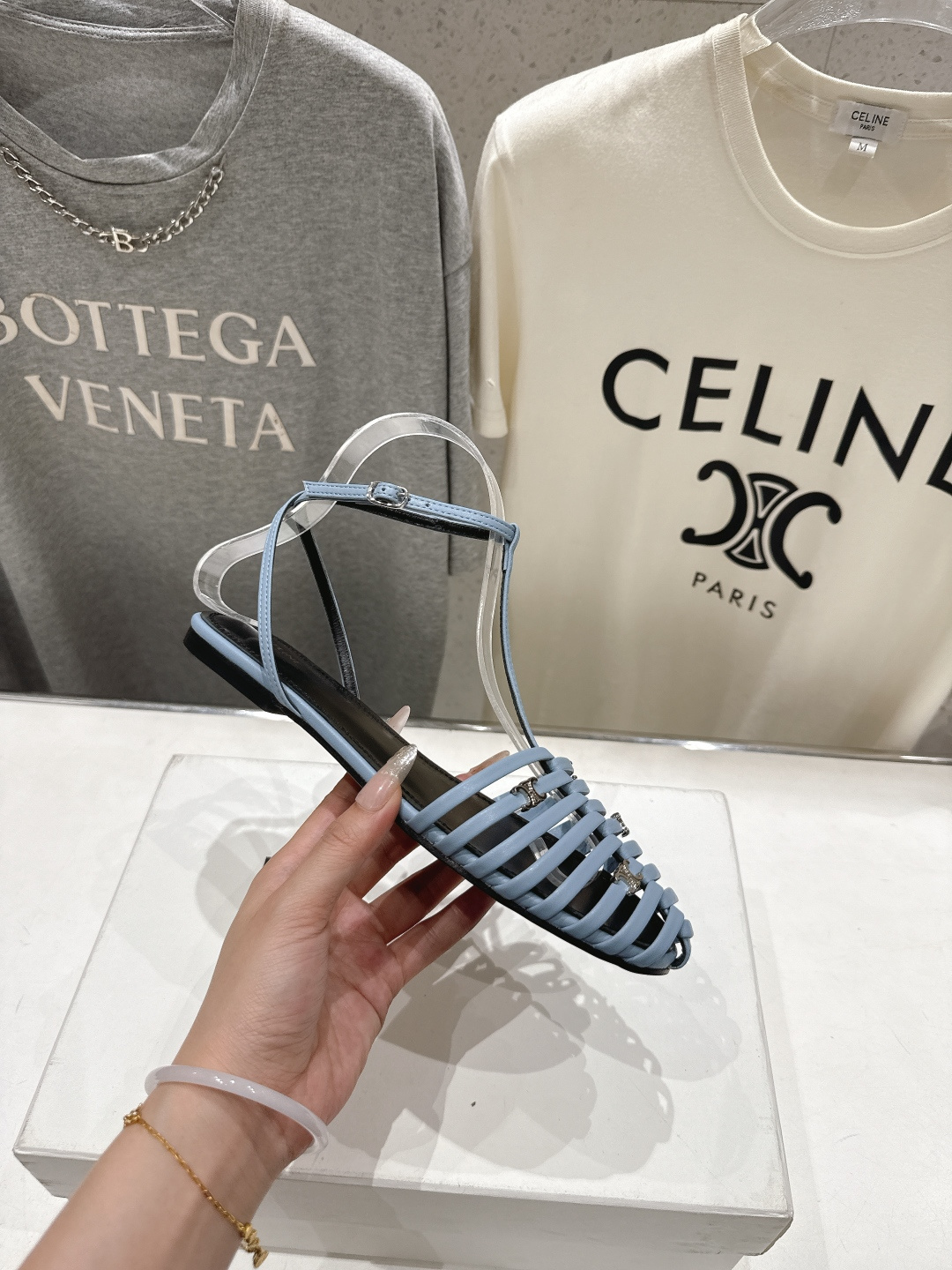 高版本出厂 Celine～赛琳F059 2026ss思琳夏季最新爆款复古风凯旋门平底凉鞋 夏季搭配佳品，