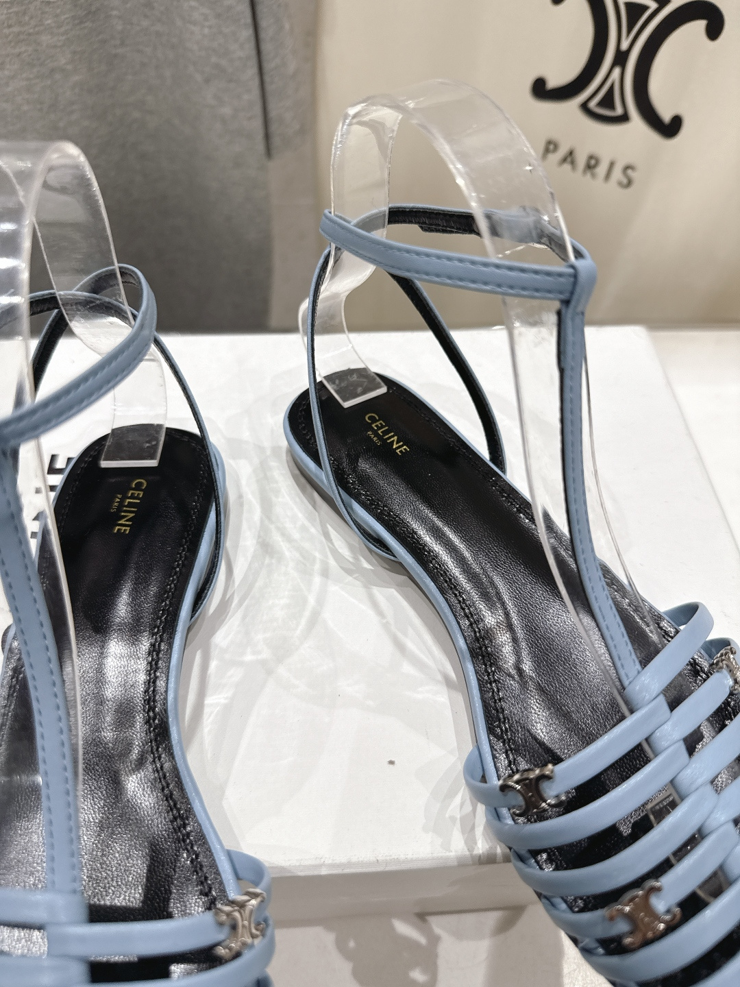 高版本出厂 Celine～赛琳F059 2026ss思琳夏季最新爆款复古风凯旋门平底凉鞋 夏季搭配佳品，