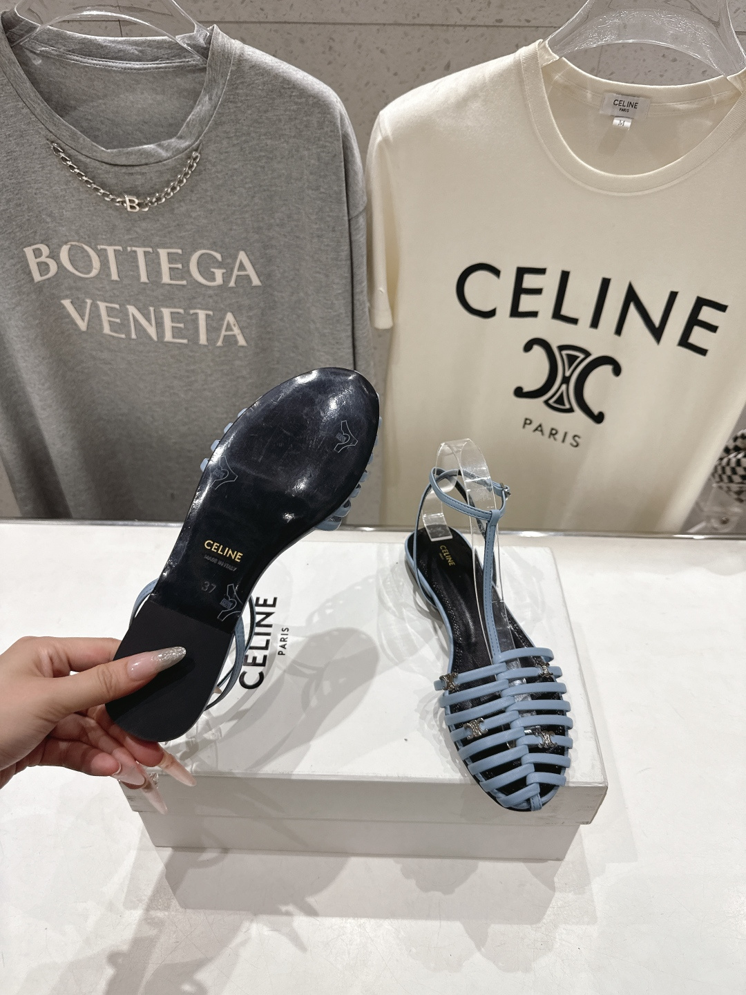 高版本出厂 Celine～赛琳F059 2026ss思琳夏季最新爆款复古风凯旋门平底凉鞋 夏季搭配佳品，