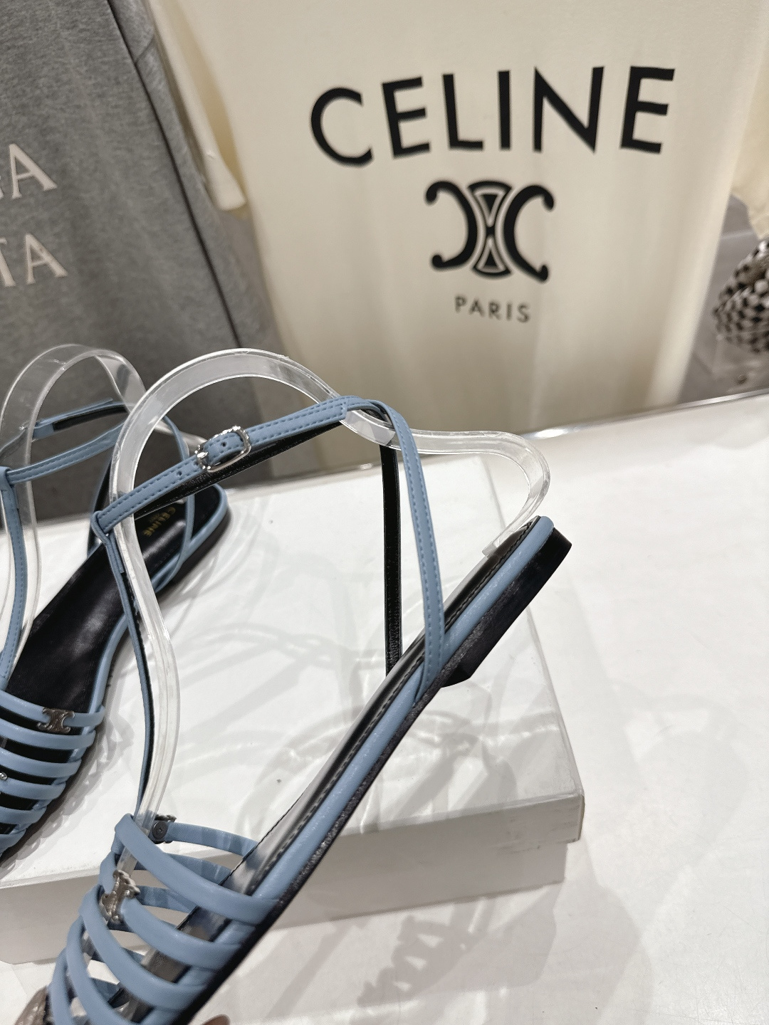 高版本出厂 Celine～赛琳F059 2026ss思琳夏季最新爆款复古风凯旋门平底凉鞋 夏季搭配佳品，