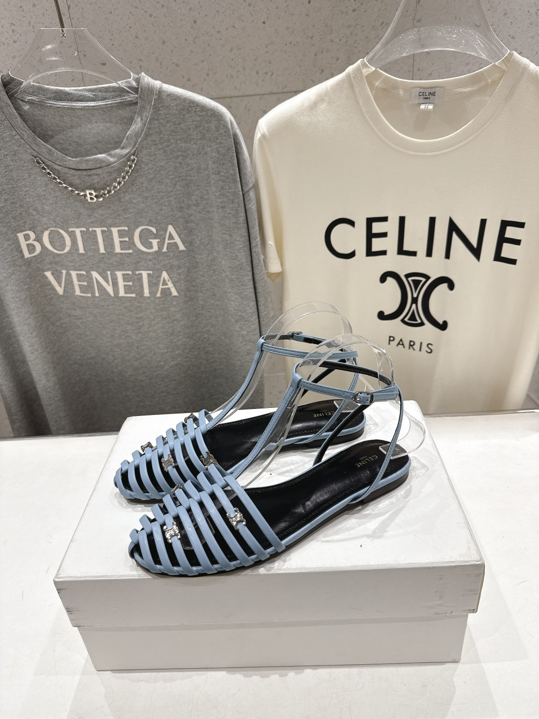 高版本出厂 Celine～赛琳F059 2026ss思琳夏季最新爆款复古风凯旋门平底凉鞋 夏季搭配佳品，